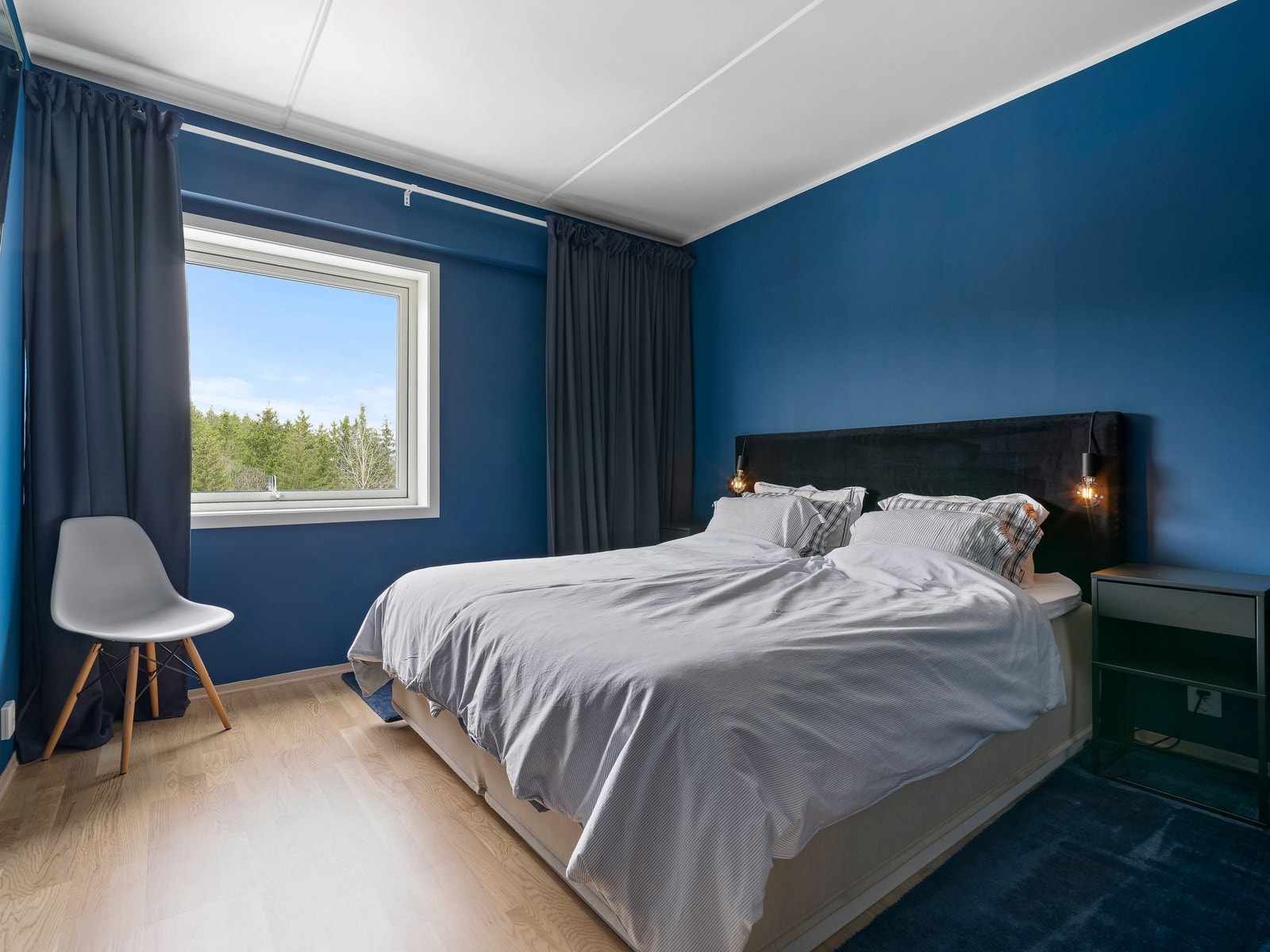 Romslig hovedsoverom med god plass til bred seng og garderobe Galleribilde