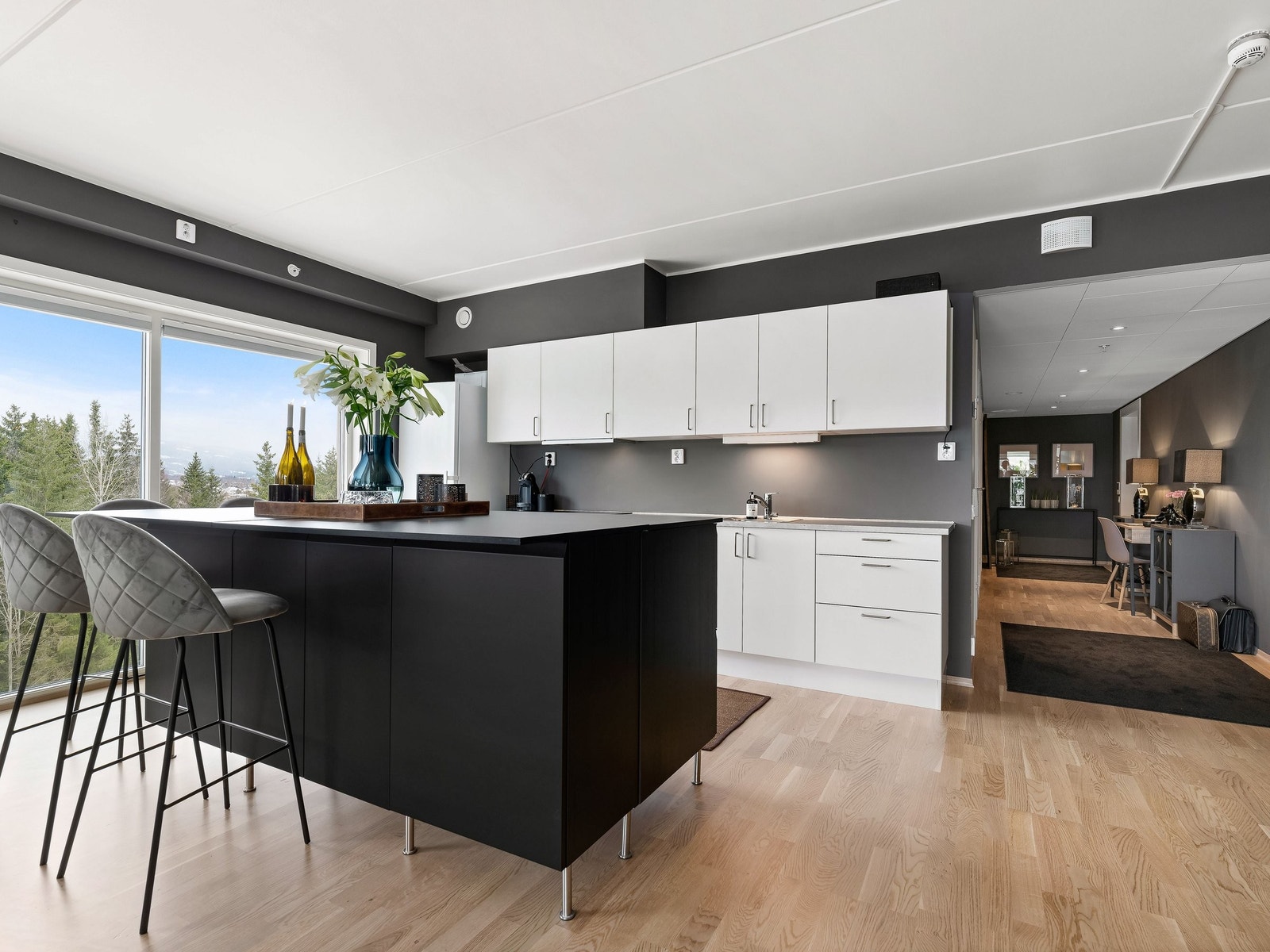 Kjøkkenet har også en kjøkkenøy hvor man kan innta små måltider Galleribilde