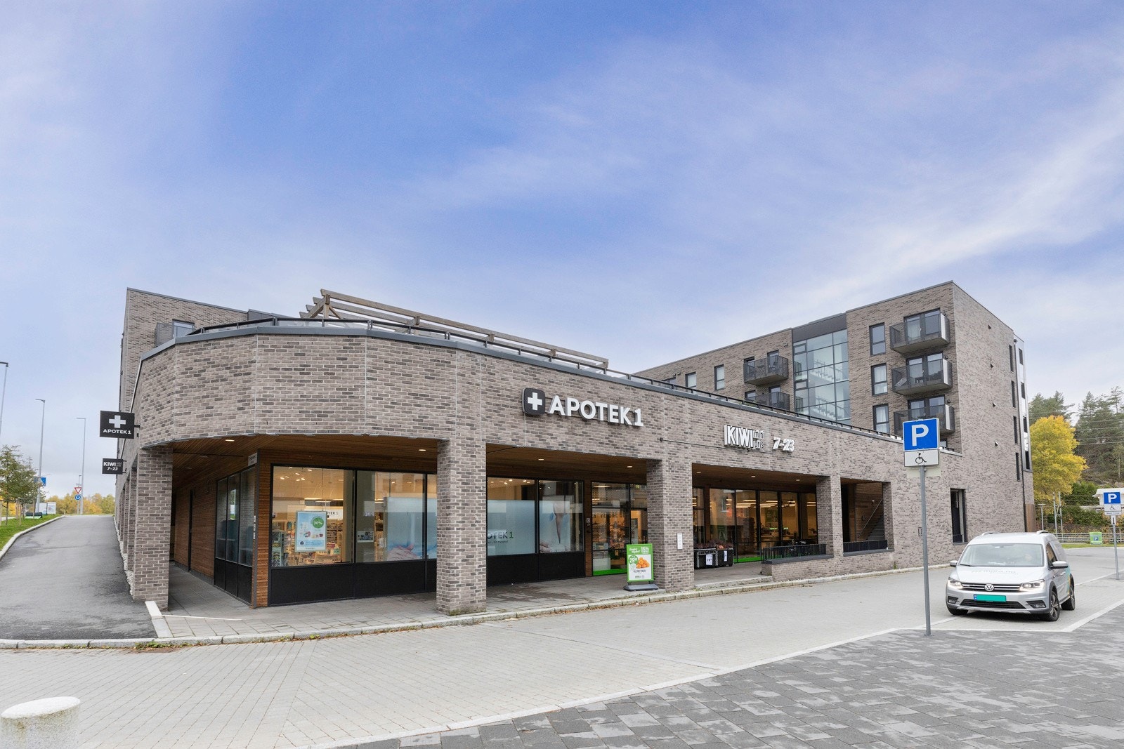 Stor kiwibutikk og apotek i umiddelbar nærhet Galleribilde