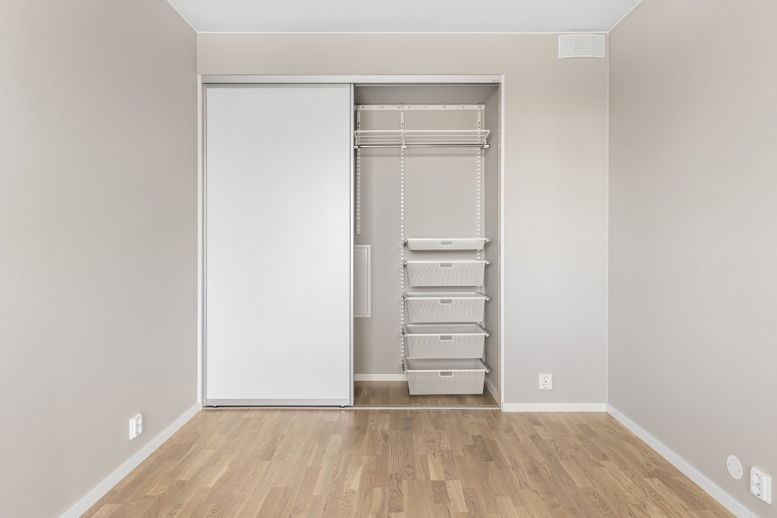 Integrert skyvedørsgarderobe Galleribilde