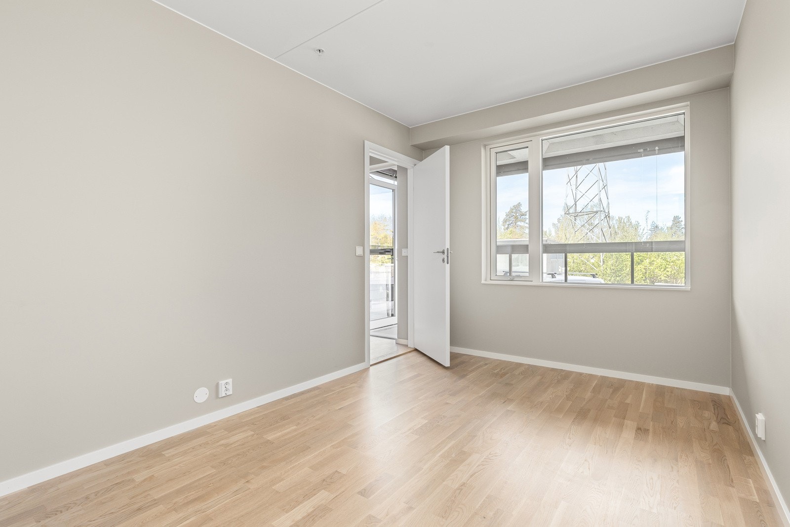 Soverom - plass til dobbeltseng - skyvedørsgarderobe - vindu mot balkongen Galleribilde