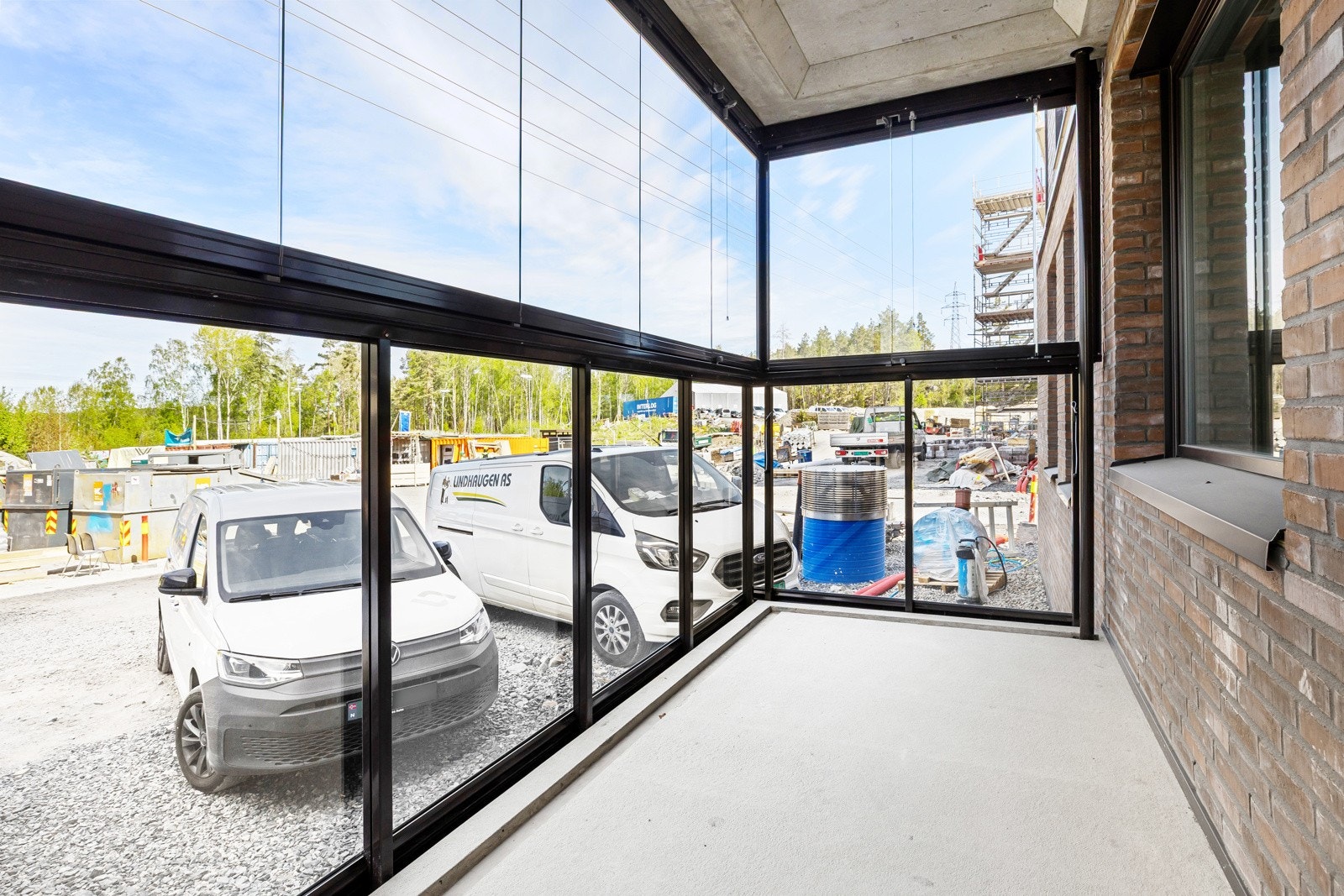 Balkongen er innglasset og måler 7 kvm - innglassingen har enkel åpne- og lukkefunksjon Galleribilde