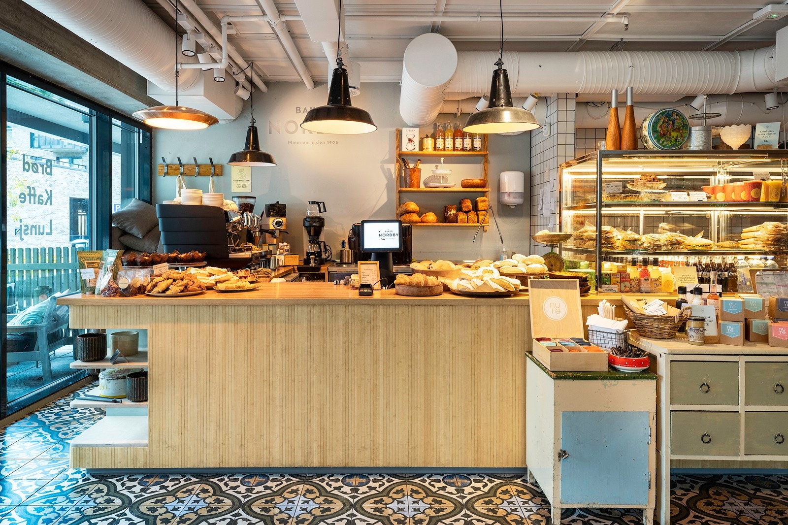 Baker Nordby er et hyggelig treffpunkt, og det er åpent på kveldstid med pizza og vin-ølservering Galleribilde