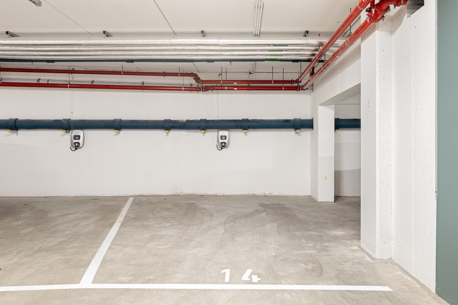 Garasjeplass med elbillader (merket nr. 14) medfølger - gjesteparkering inne Galleribilde