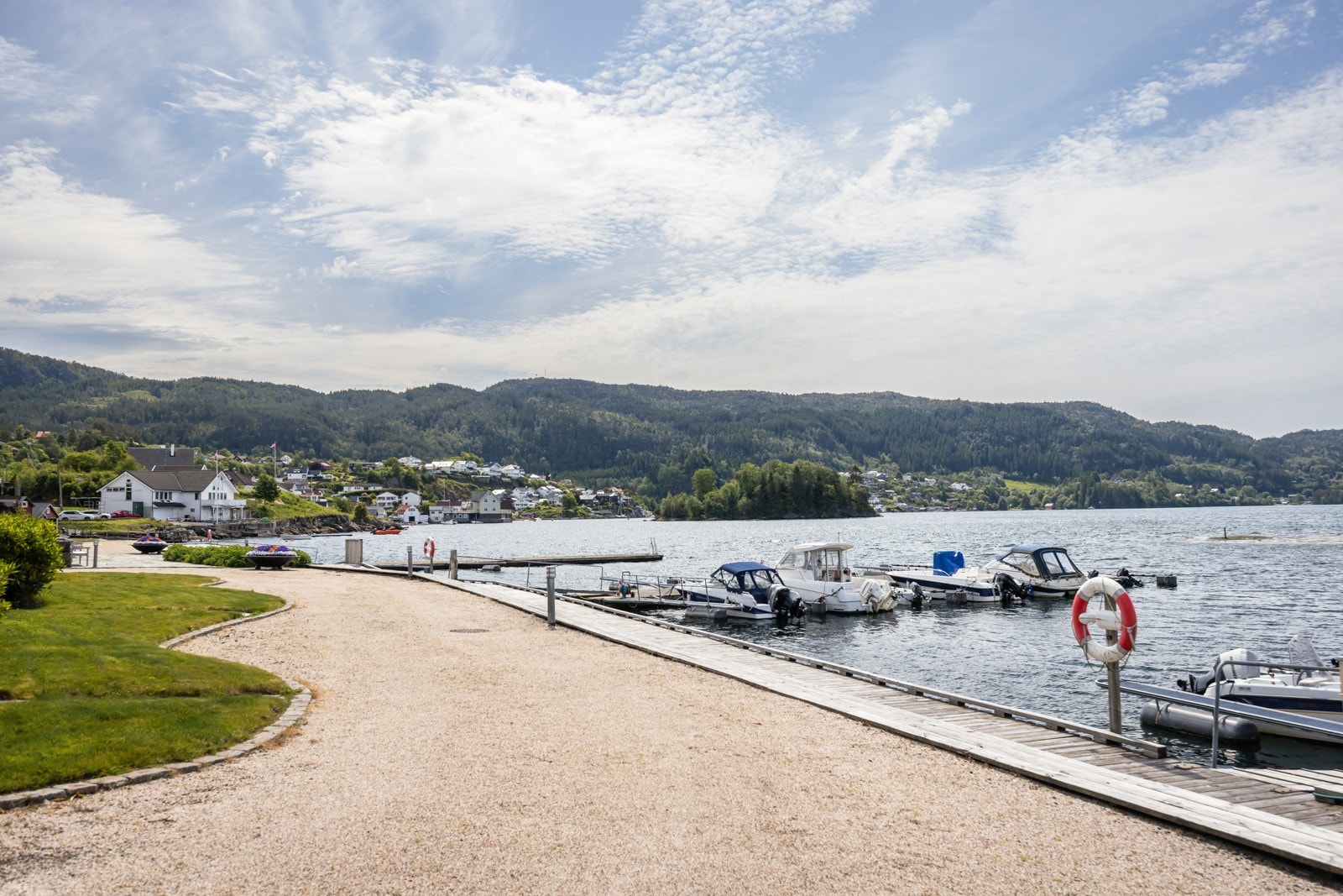 - De varme sommerdagene kan man nyte turterreng rett utenfor inngangsdøren - Galleribilde