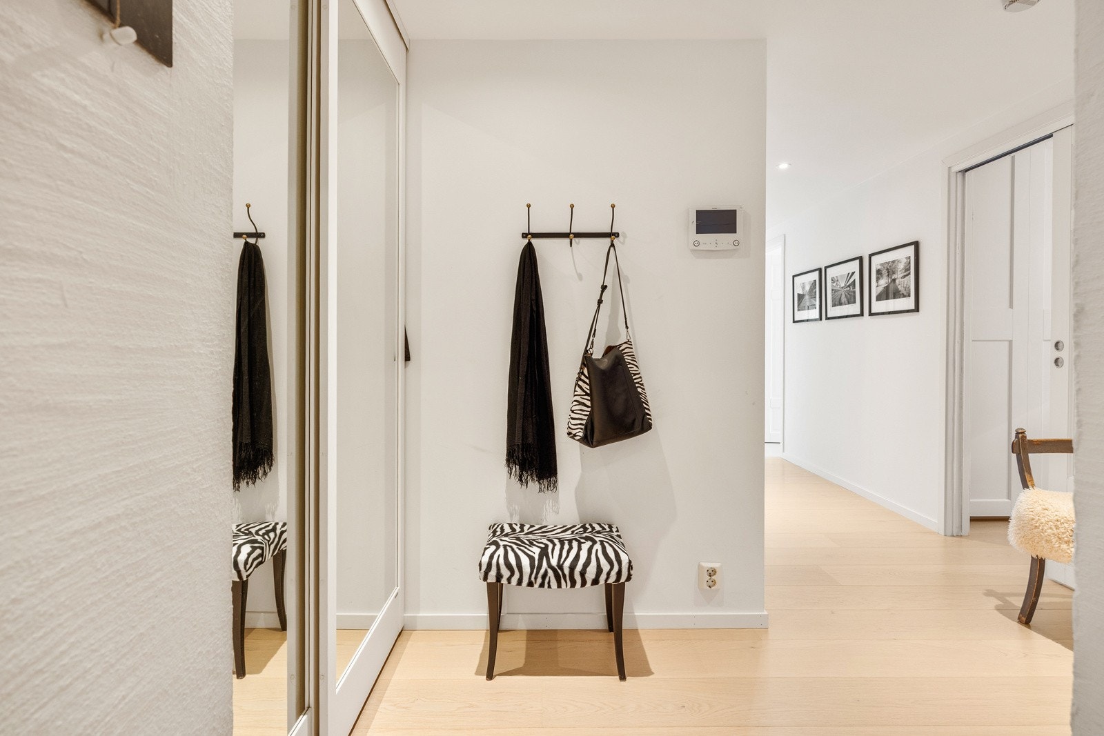 - Entré/gang med skyvedørsgarderobe for oppbevaring av sko og oppheng av yttertøy - Galleribilde