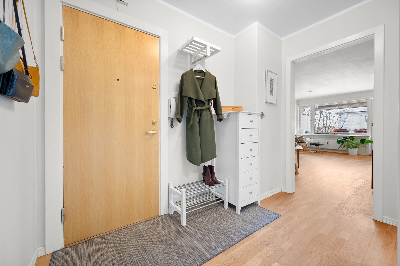 Romslig inngangsparti med god plass til garderobe, integrerte kott. Dørtelefon. Galleribilde