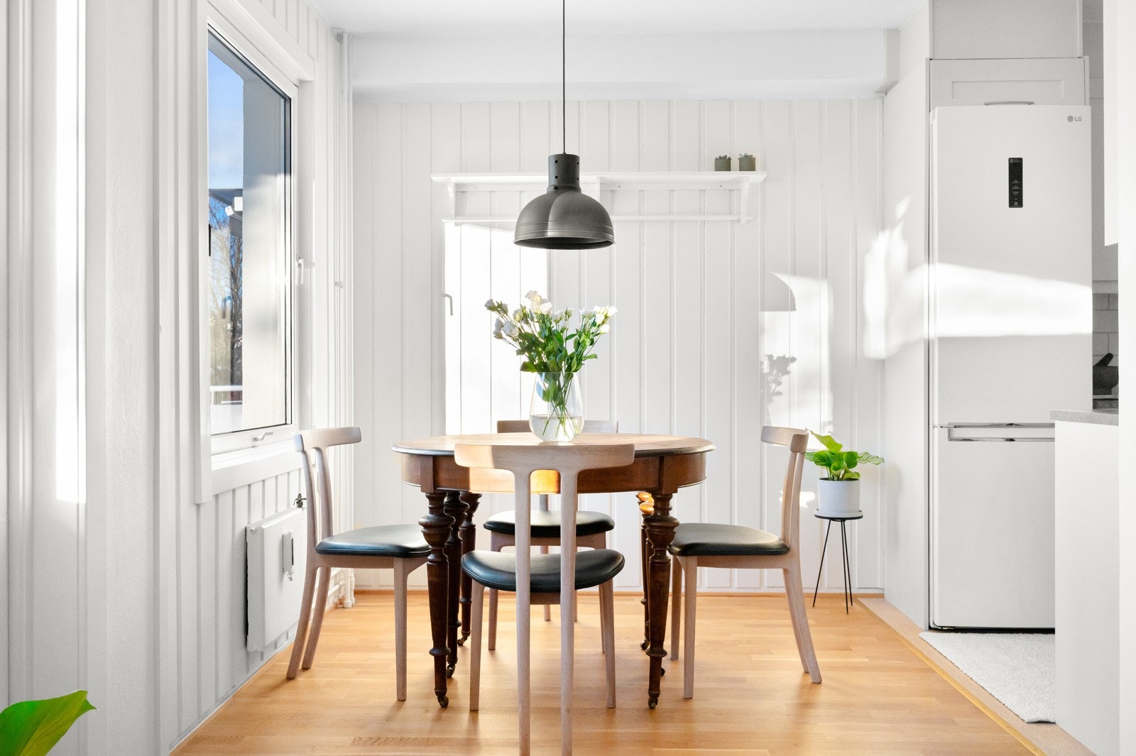 Boligen er innredet med en romslig spisestue ved vinduet utenfor kjøkkenet. Det er fullt mulig å bygge om leiligheten til en 3-roms ved å gjøre spisestuen om til soverom. Galleribilde