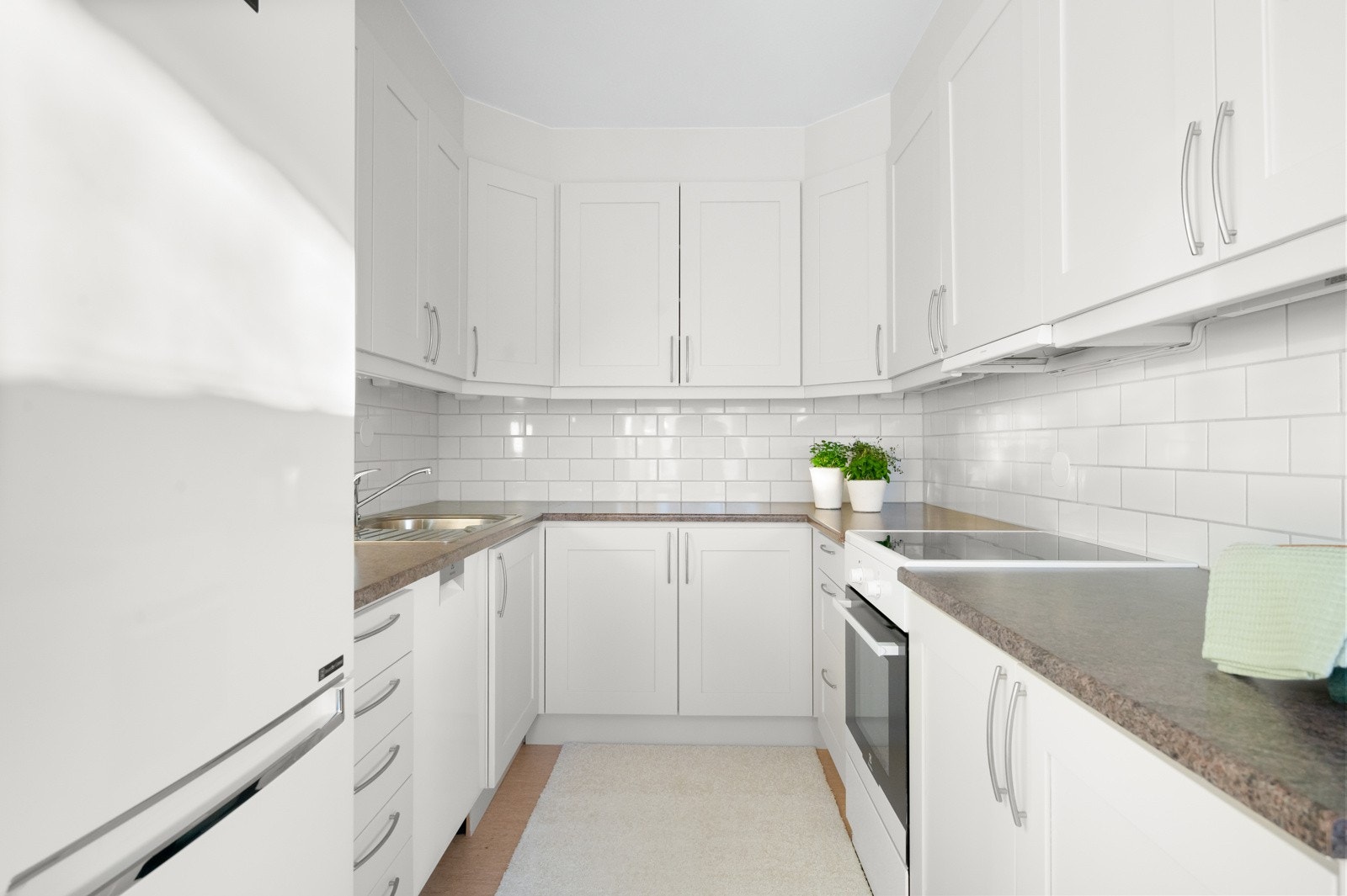 Kjøkkenet er utstyrt med følgende hvitevarer: stekeovn og platetopp fra Gorenje, oppvaskmaskin fra Whirlpool, kombiskap fra Bosch, kullfiltervifte fra Gorenje. Galleribilde
