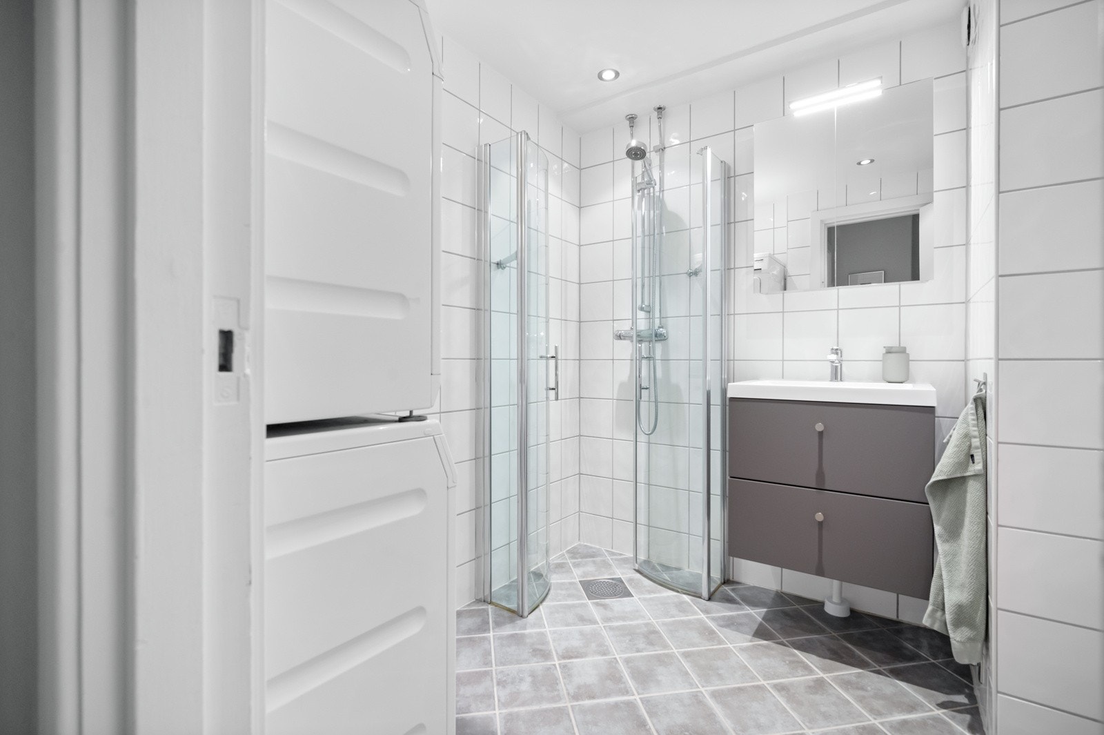 Badet har baderomsinnredning med skap og nedfelt servant. Galleribilde