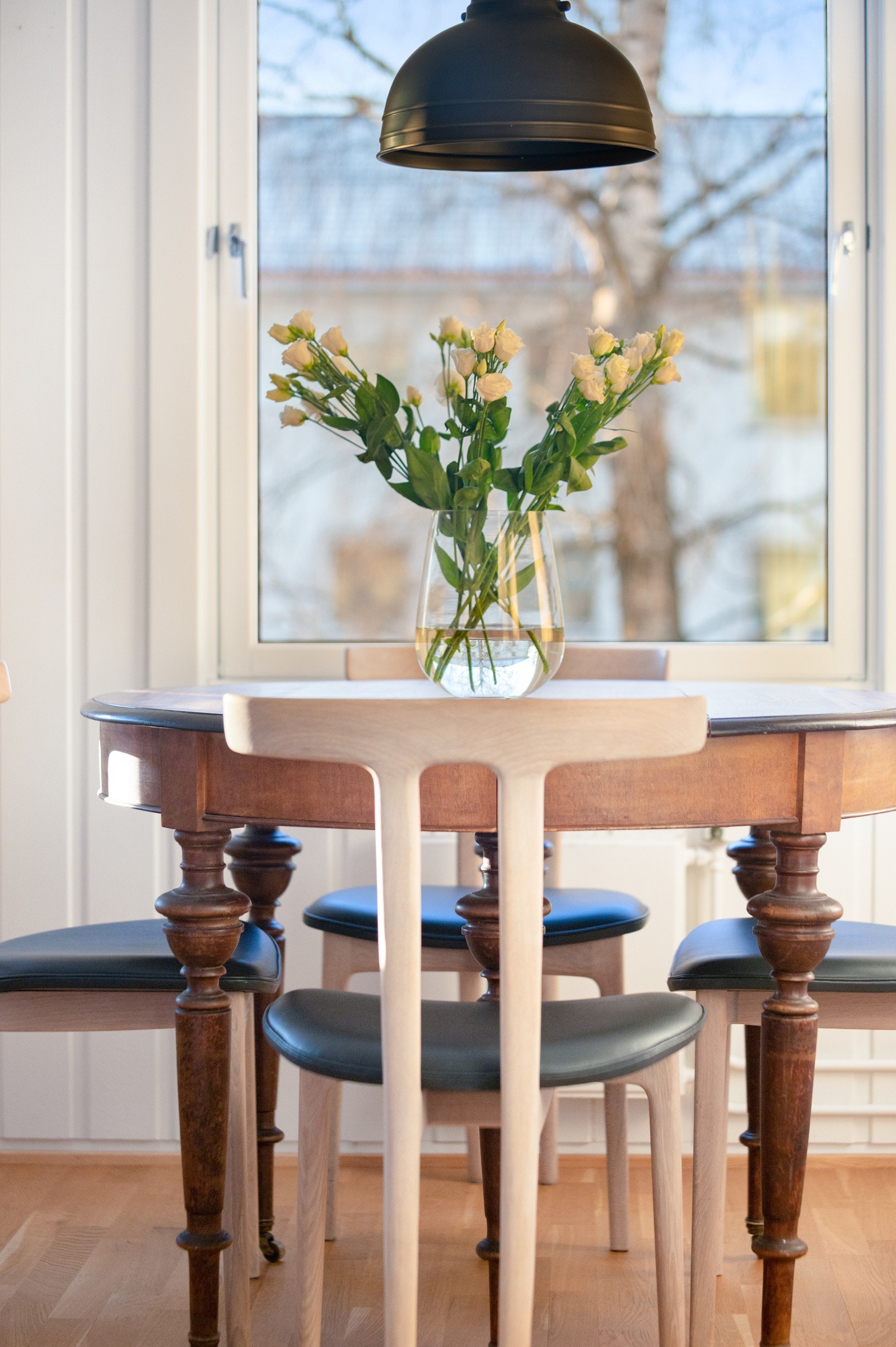 Spisestue detalj. Fint lys og god plass til mange rundt bordet! Galleribilde
