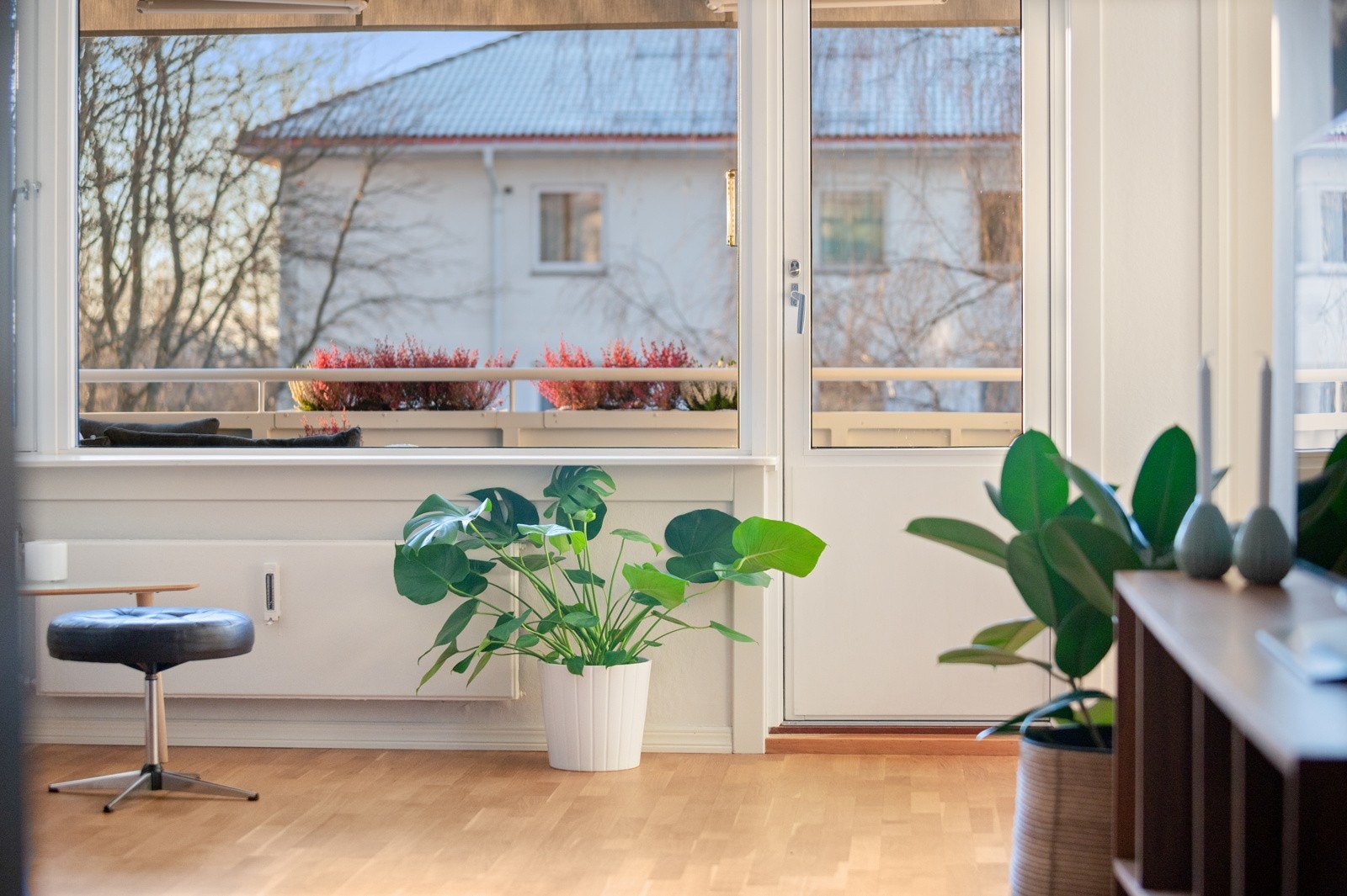 Felleutgiftene inkluderer både oppvarming og varmtvann (fjernvarme), internett/kabel-tv (Telia), renter og avdrag på felleslån, trappevask, kommunale avgifter, bygningsforsikring. Svært lave strømutgifter. Galleribilde
