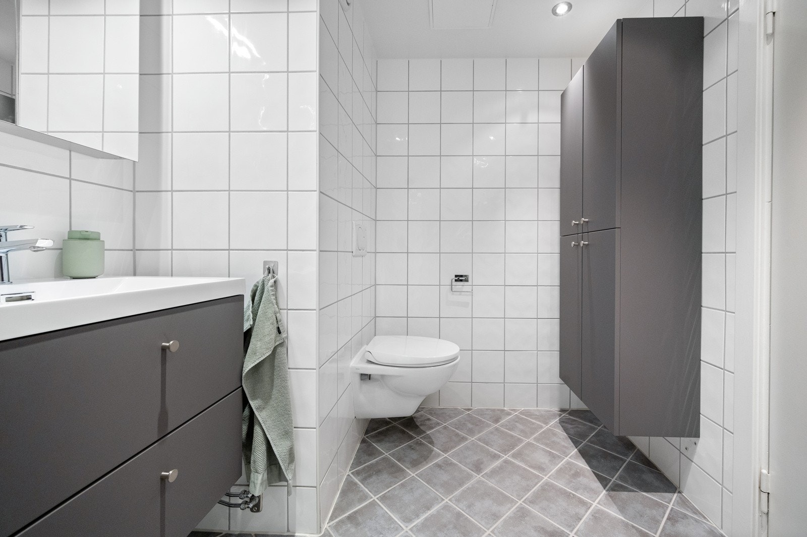 Dusjsonen har buede, innfellbare dusjvegger. Toalettet er veggmontert. Badet ble renovert i regi av borettslaget i 2006 (AF-gruppen). Galleribilde
