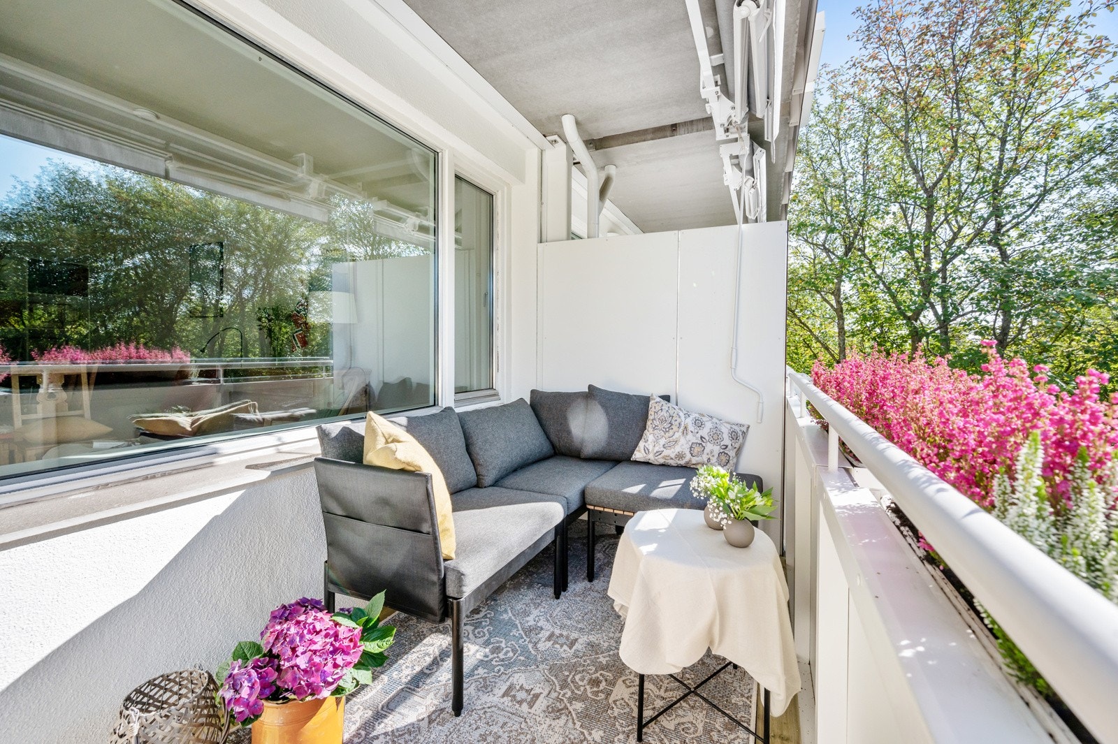 Balkongen har plass til loungegruppe og her kan man nyte solen fra ca kl 13-21 på sommerstid. Galleribilde