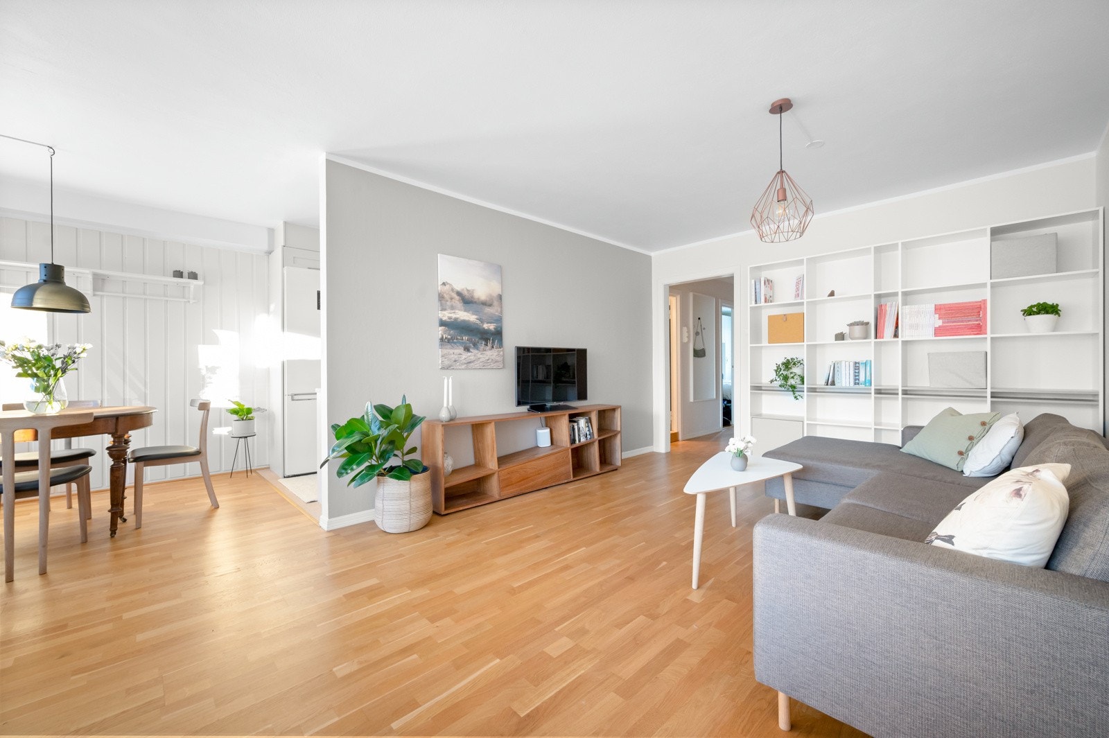 Stor stue med luftig takhøyde og stor åpning til spisestue/kjøkken. Det er god plass til flere møbelgrupper i stuen. Galleribilde