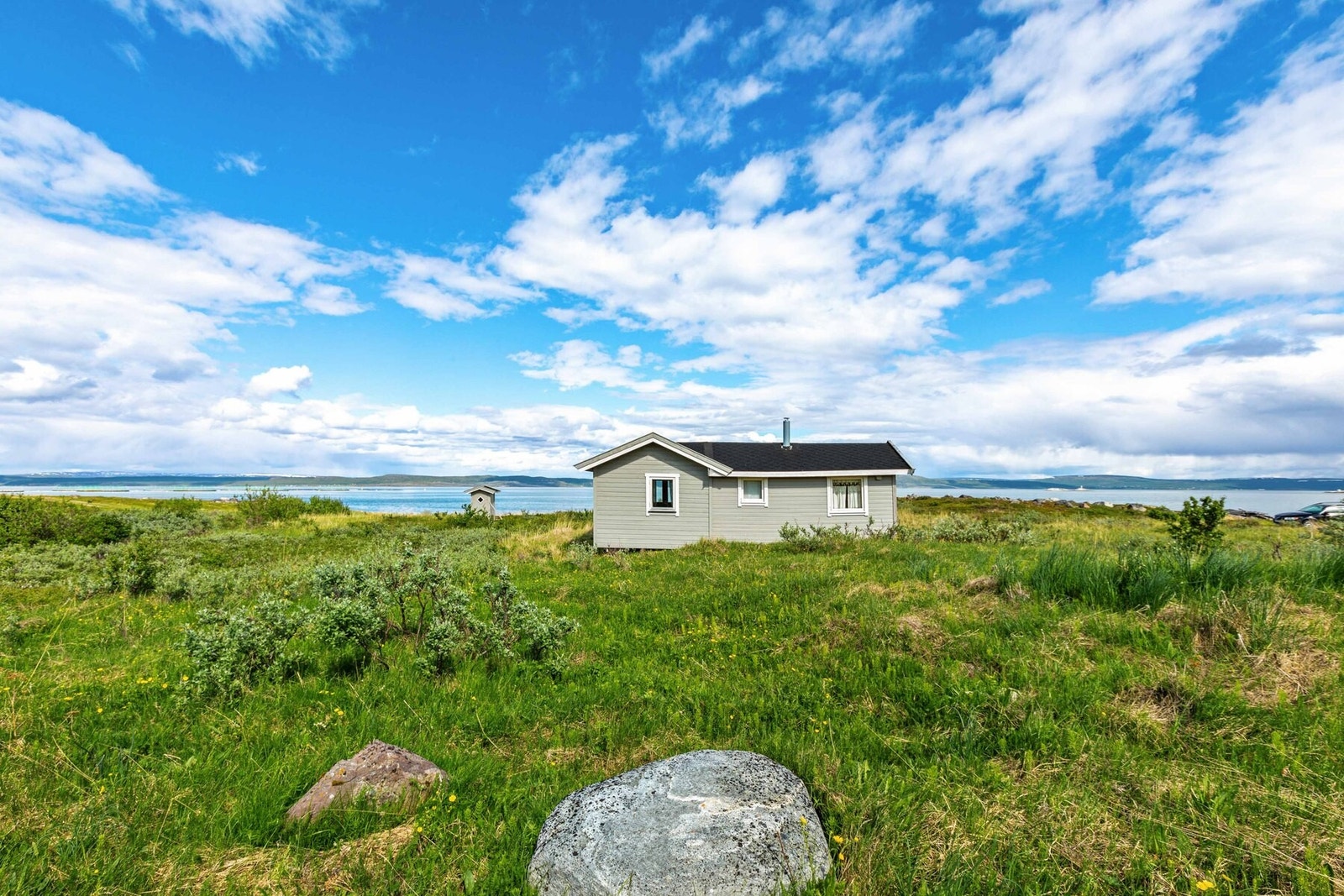 Hytte med utsikt mot fjorden Galleribilde
