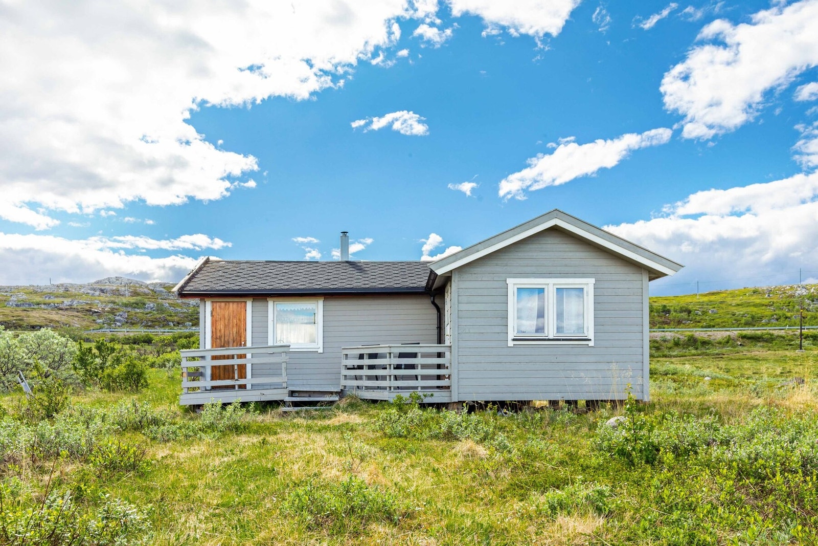 Hytta har et soverom, stue og kjøkken Galleribilde