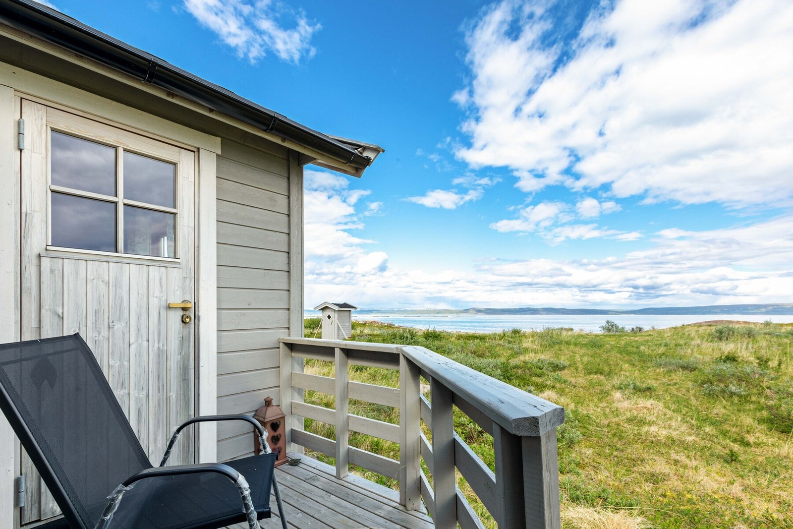 Ifbm inngangsparti er det en liten balkong hvor man kan nyte utsikten Galleribilde