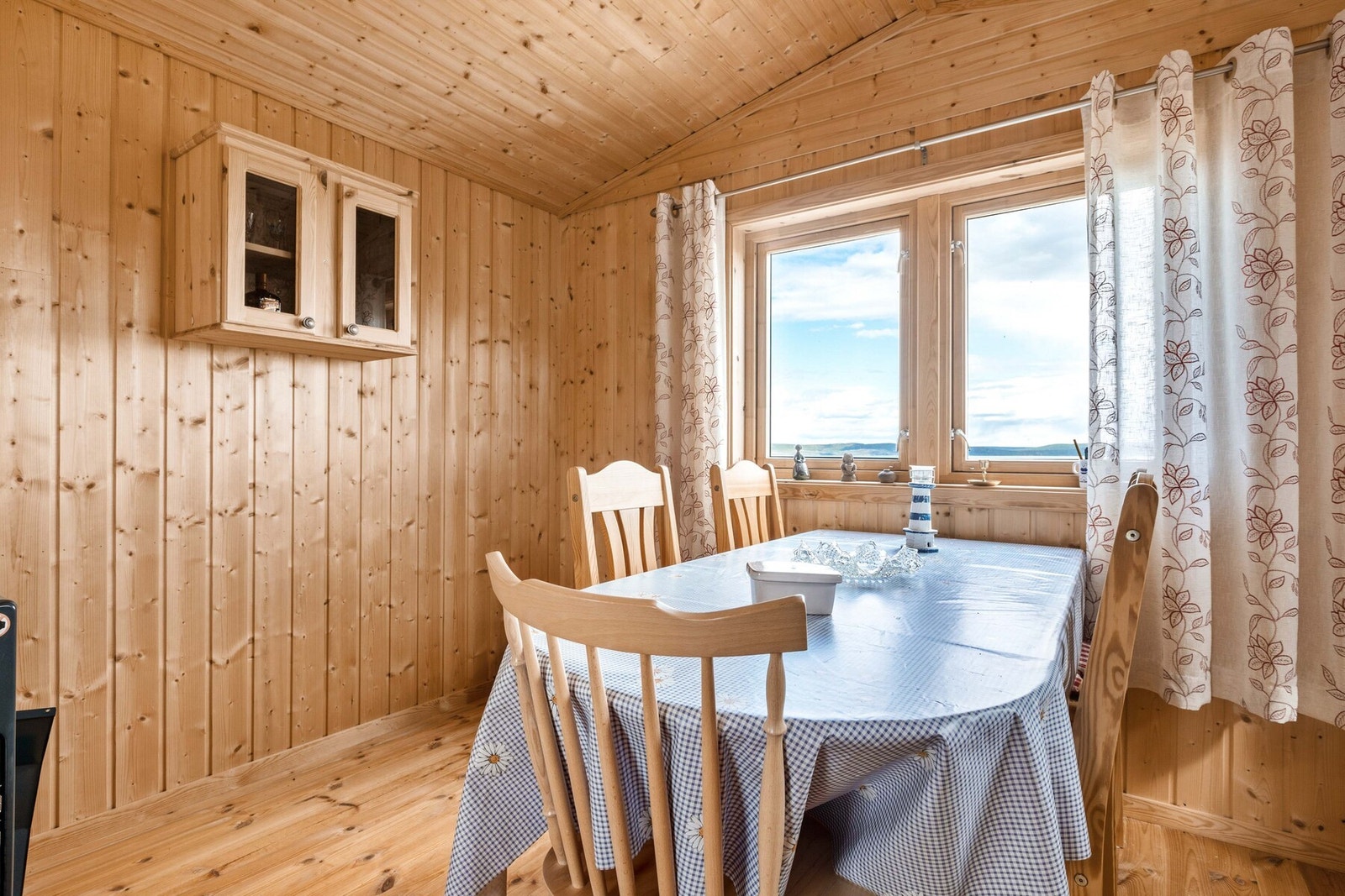 Plass for romslig spisebord Galleribilde