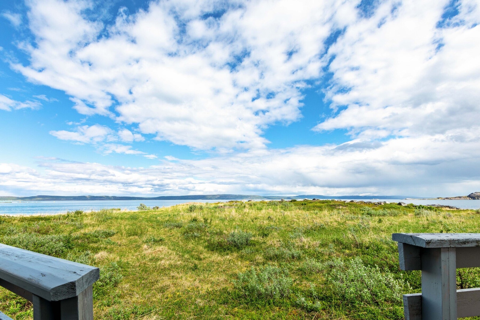 Fra inngangsparti kommer man rett ut i naturskjønne omgivelser med en spektakulær havutsikt Galleribilde