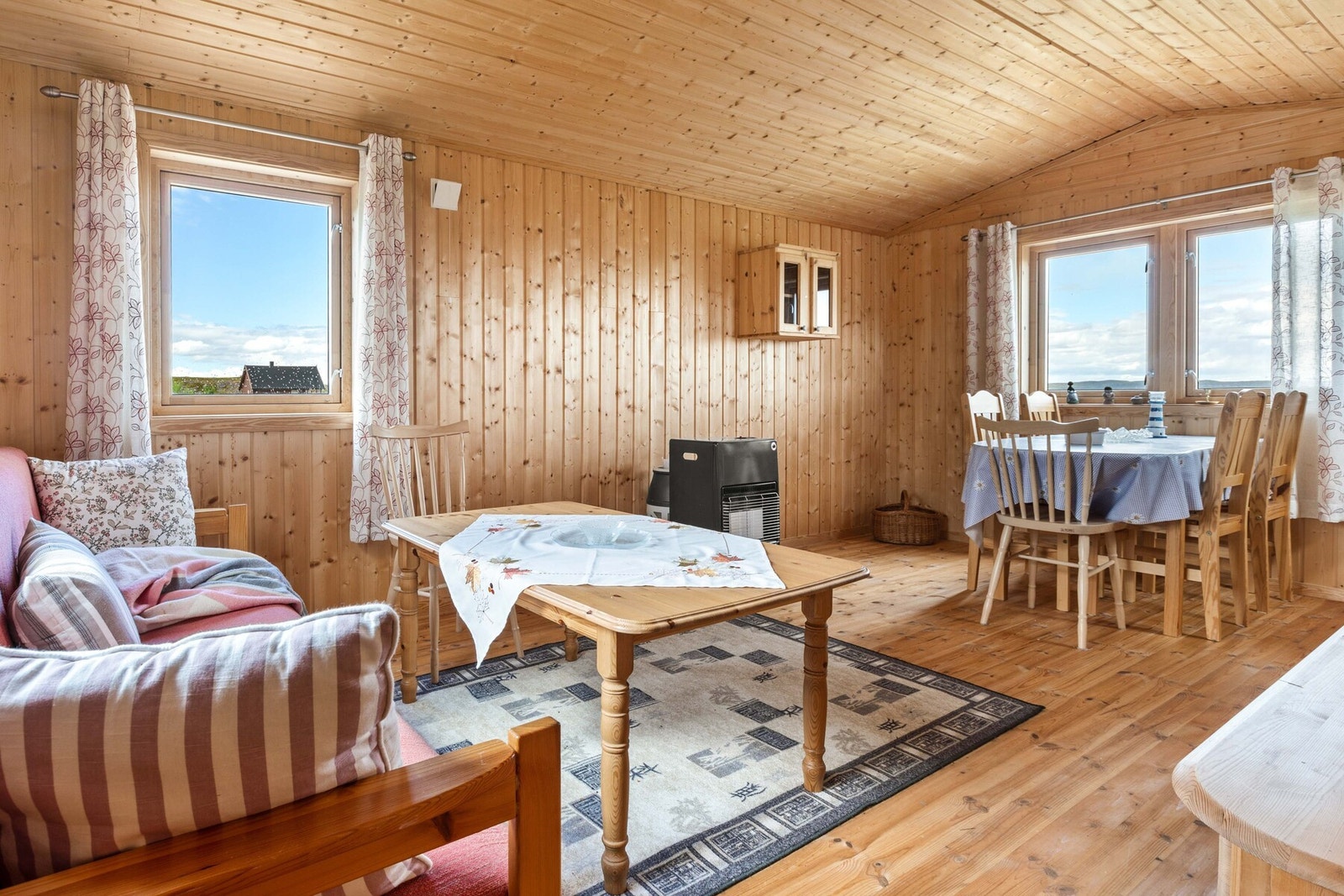 I stua er det plass for både sofa- og spisegruppe Galleribilde