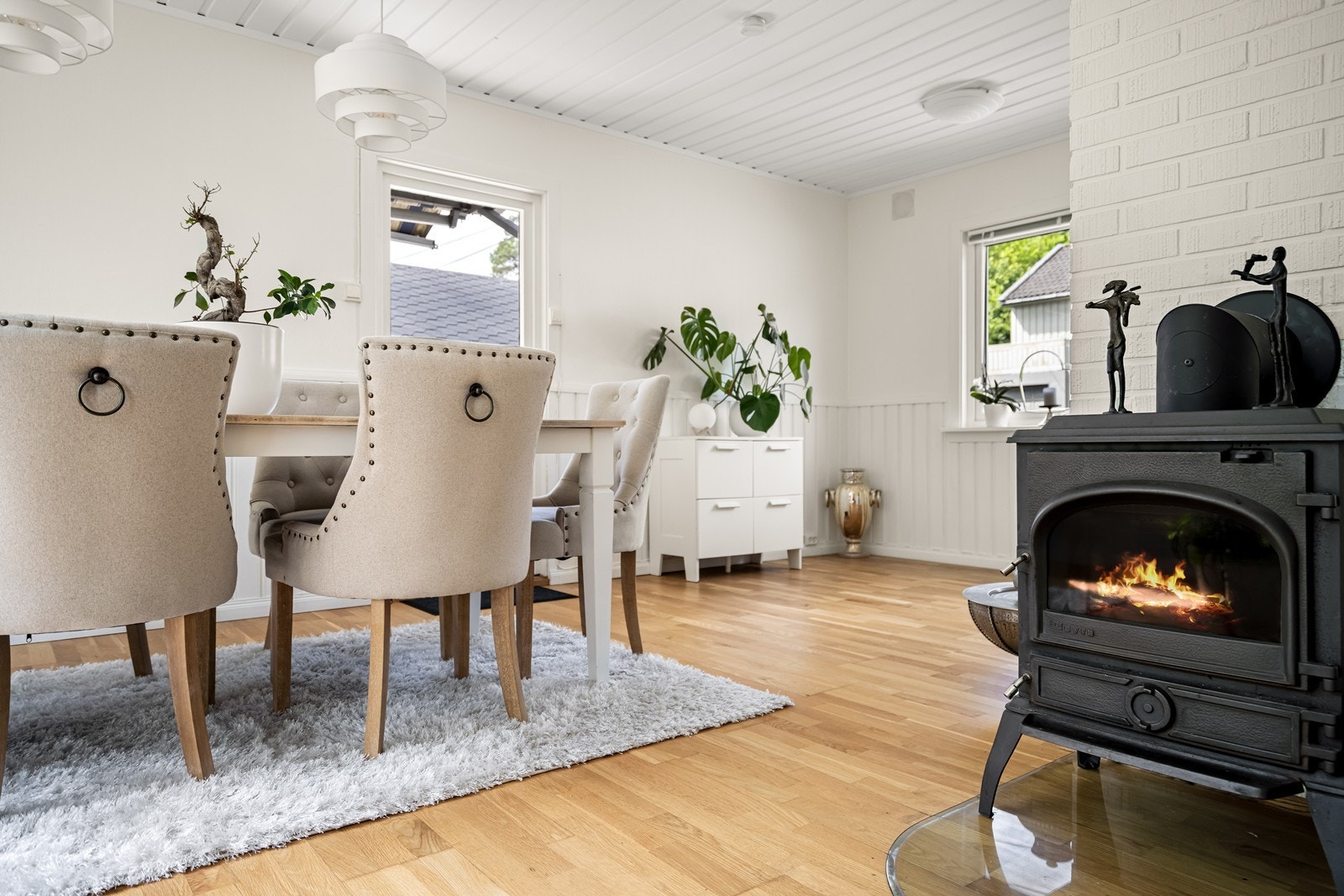 Det er peis som gir en lun varme og hyggelig stemning Galleribilde