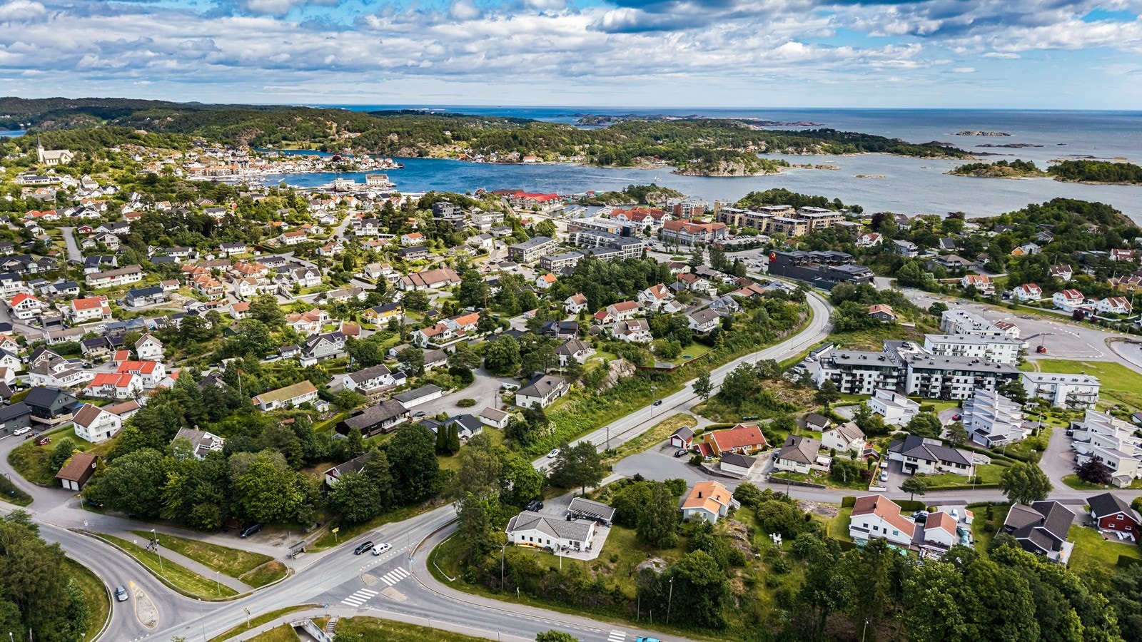 Grimstad sentrum er kun en kort kjøretur unna og byr på et variert utvalg av butikker, kafeer og spisesteder. Her finner du også nødvendige tjenester som apotek, bank og postkontor Galleribilde