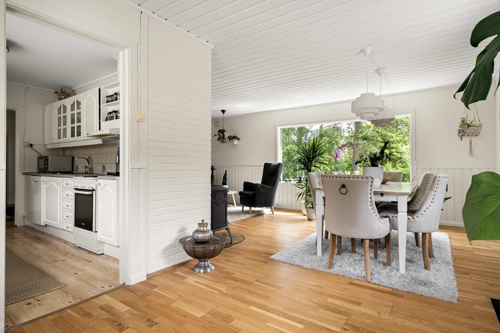 Leiligheten inneholder vindfang, gang, bad, 3 soverom, stue og separat kjøkken Galleribilde