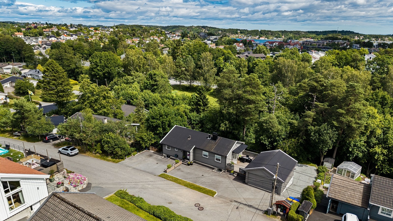 Nærområdet er rolig, samtidig som det er kort vei til alt Grimstad har å by på - koselige kafeer, butikker, havn og kulturliv Galleribilde