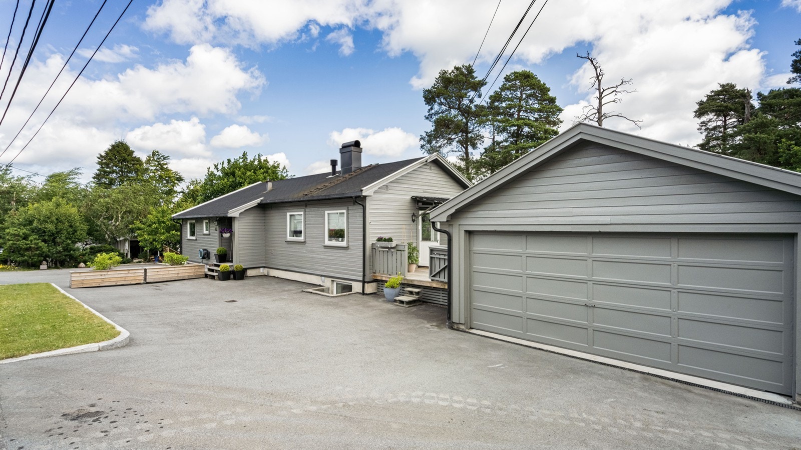 Garasjeplass i delt garasje med snr. 4 Galleribilde