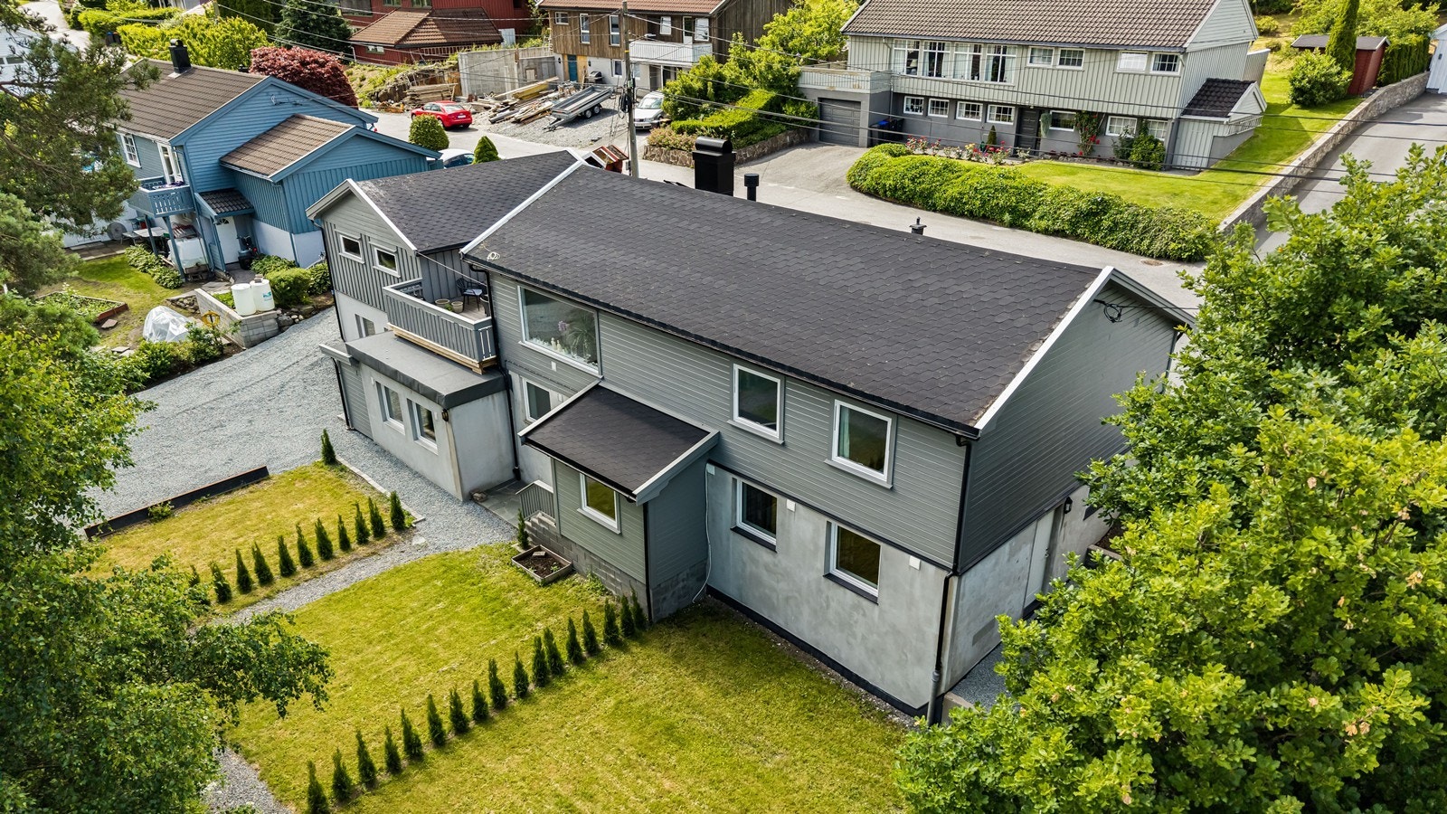 Her bor du i et barnevennlig og etablert boligområde med lite trafikk og trygg skolevei Galleribilde