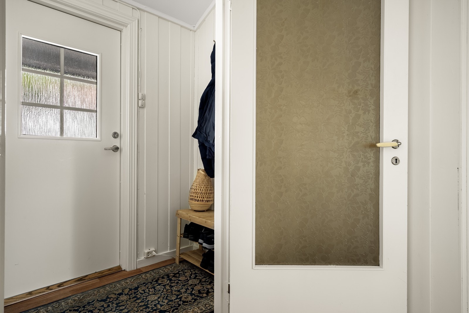 Vindfang med god plass til diverse klesoppheng og entrémøblement Galleribilde