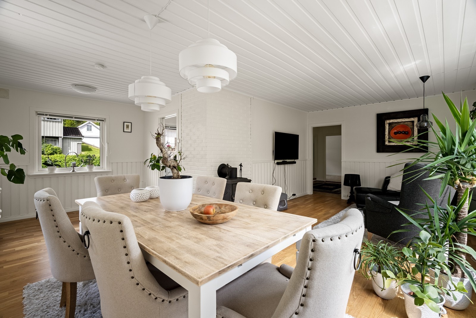 Lys og romslig stue med plass til spisestue og sofagruppe Galleribilde