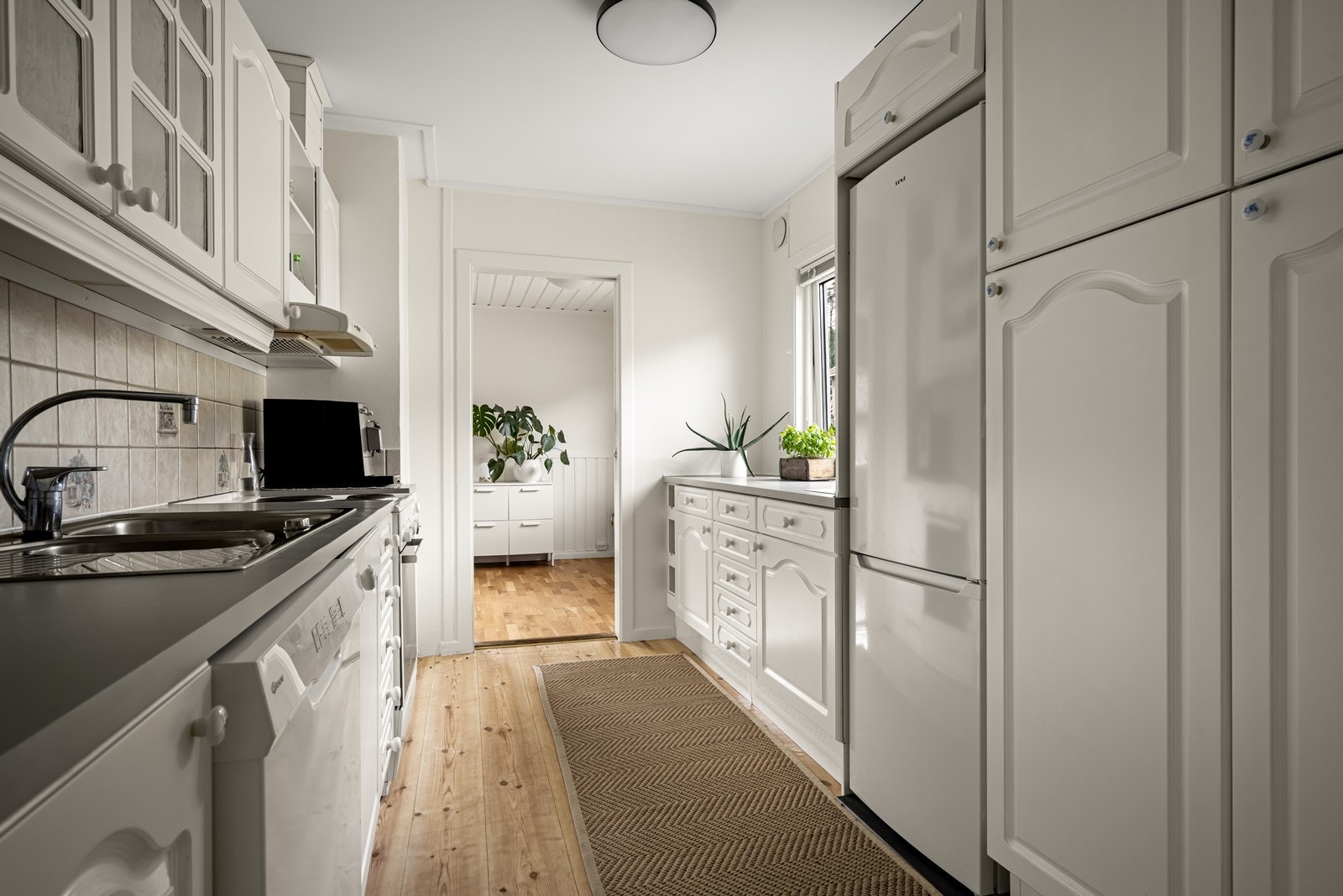 Velholdt kjøkken med vanlig standard på kjøkkeninnredning som har normal grad av bruksslitasje mht. alder Galleribilde