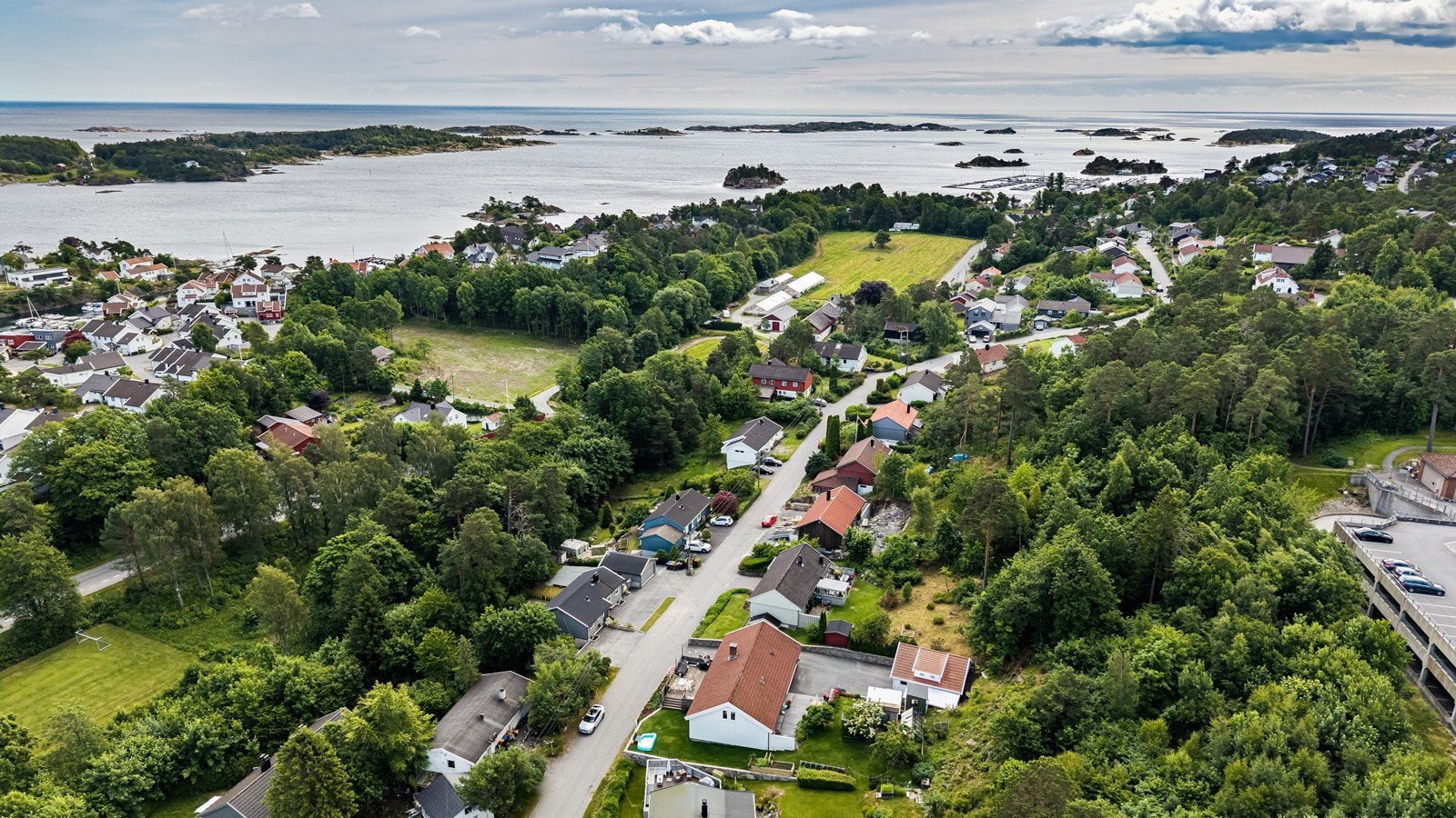 Området har gode kollektivløsninger, med bussforbindelser til Grimstad sentrum og omkringliggende byer Galleribilde