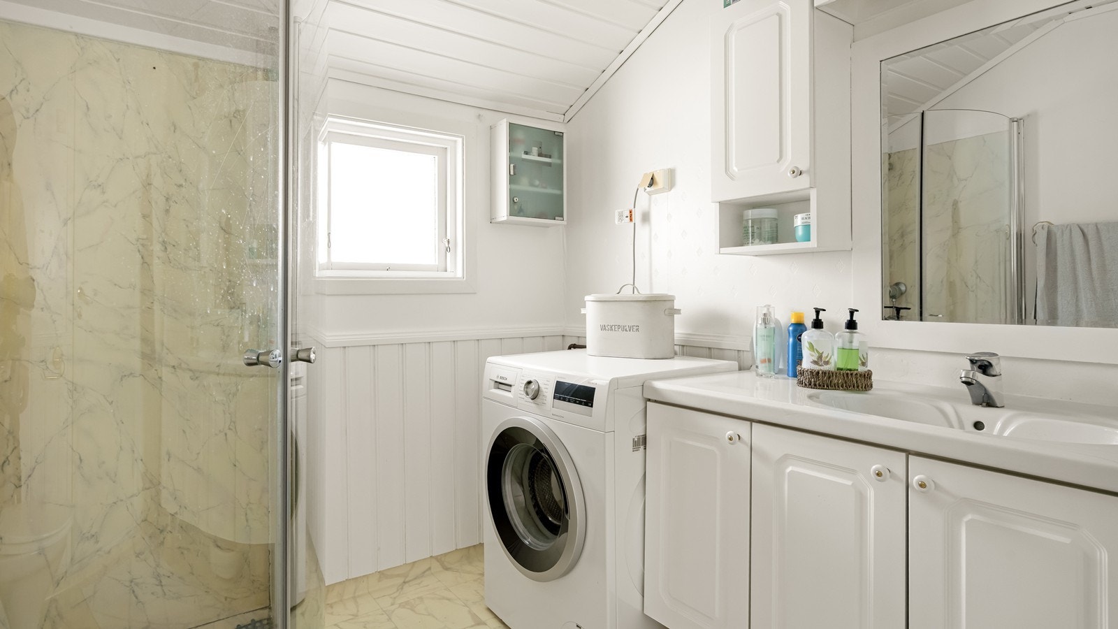 Romslig bad med gulvbelegg Galleribilde