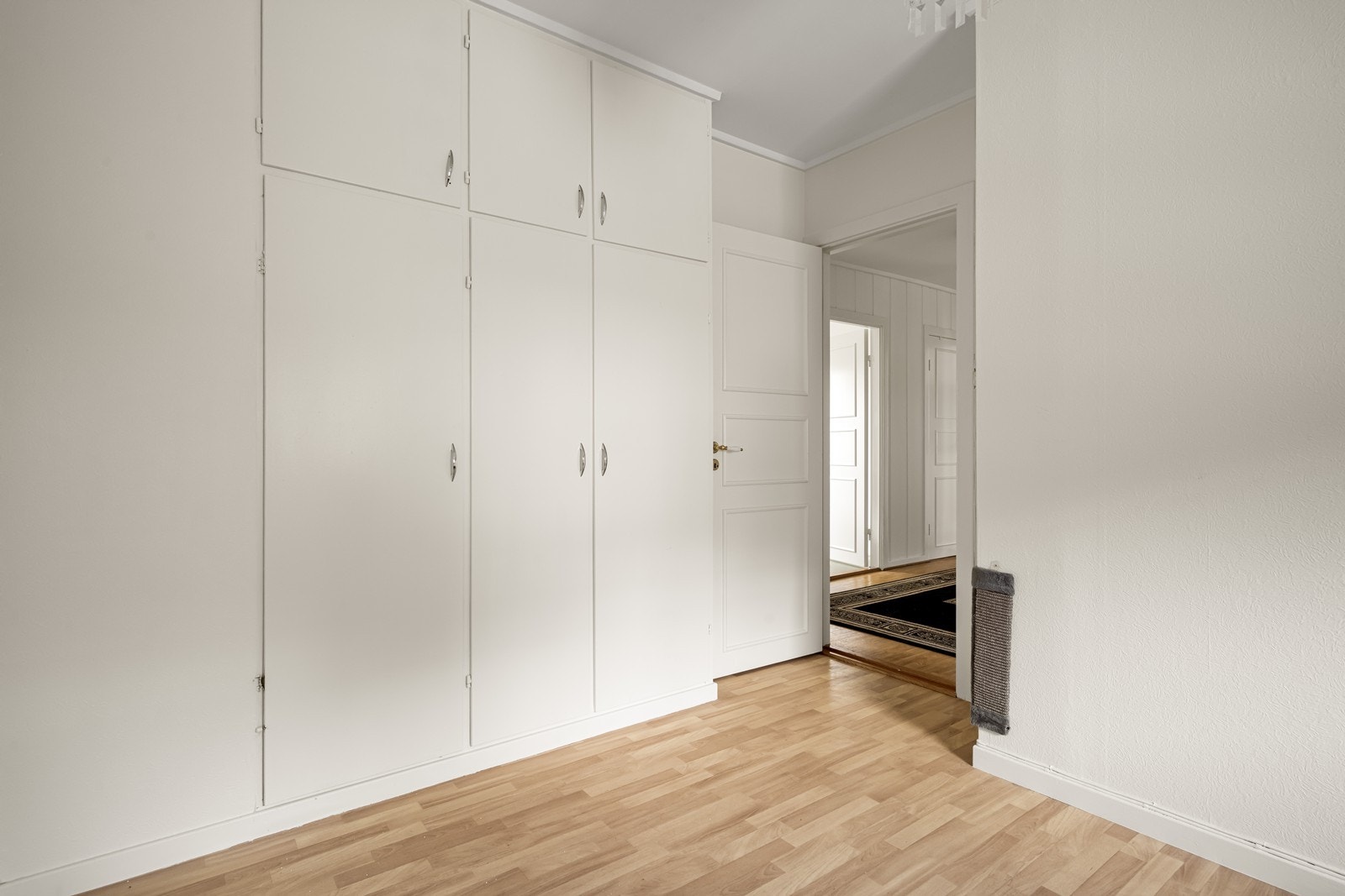 Svært gode oppbevaringsmuligheter i plassbygd garderobe Galleribilde