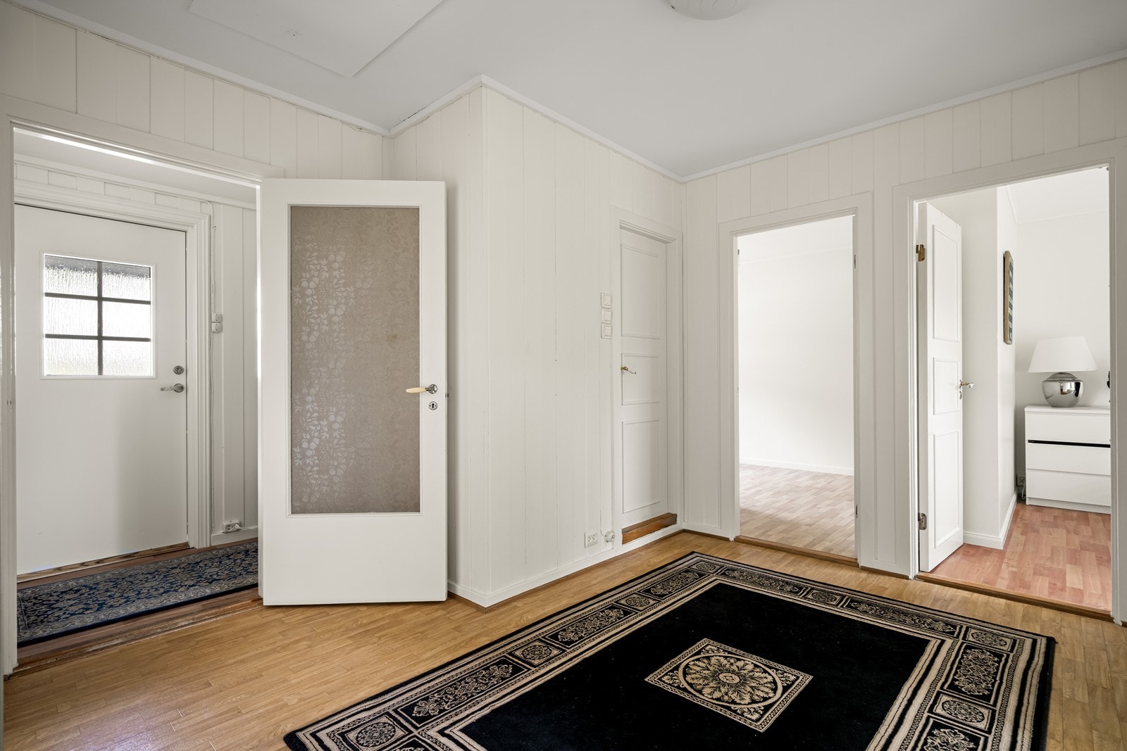 Romslig gang som gir tilgang til alle rom Galleribilde