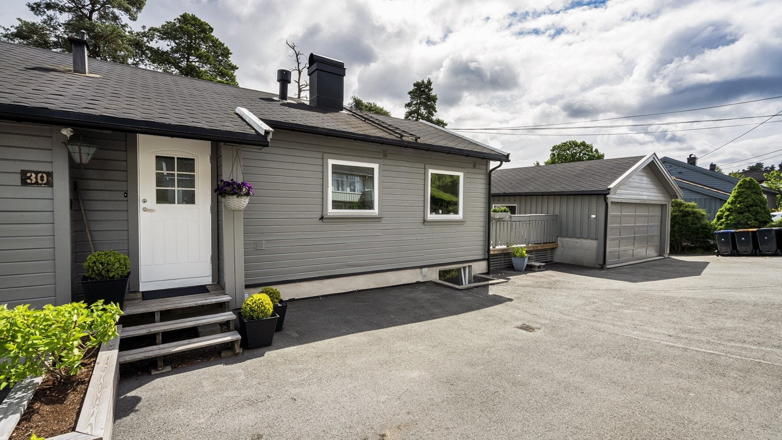 Leiligheten har egen garasjeplass og bod Galleribilde