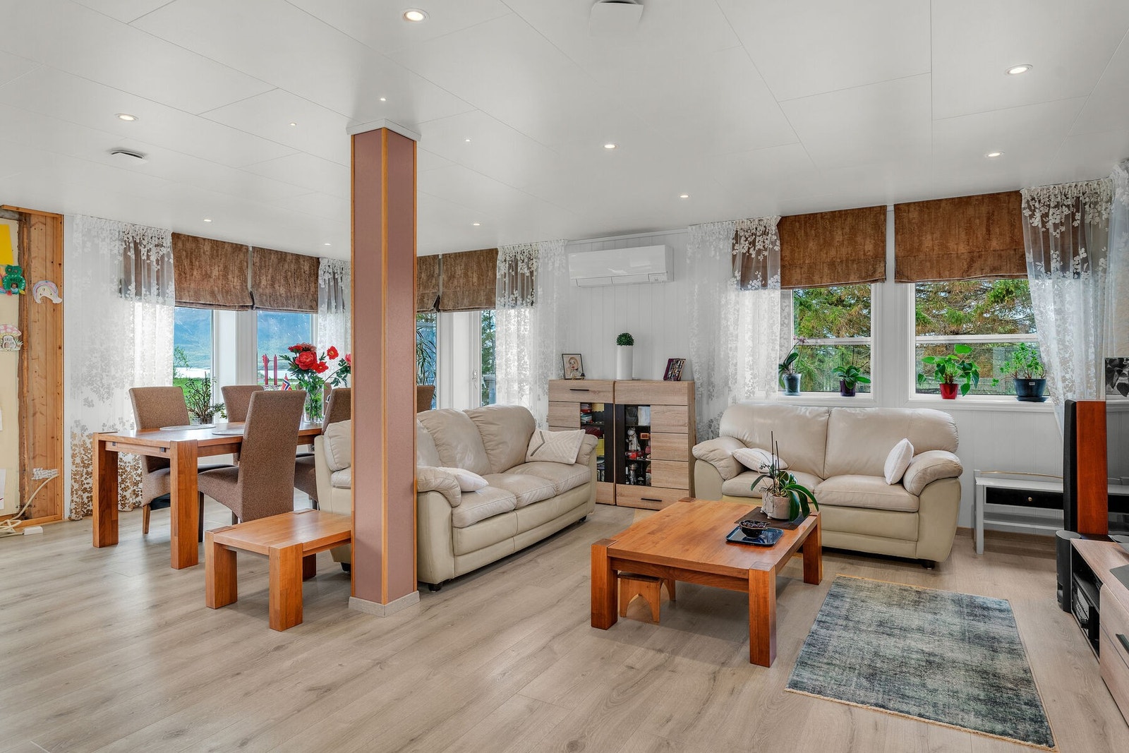 Stue med utsikt og mye naturlig lysinnslipp. Jevn og fin innebelysning med spotter i taket. Galleribilde