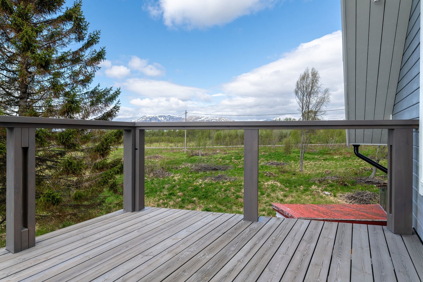 Balkongen er vendt mot sørvest, noe som gir gode forhold for kveldssolen. Galleribilde