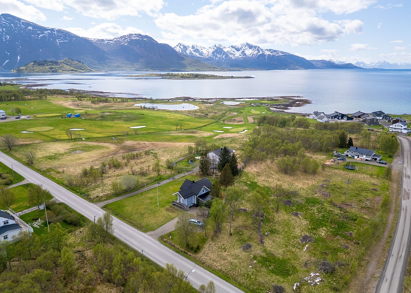 Eiendommen sett fra lufta og nærområdet rundt. Solåpen tomt med god utsikt mot sjø og fjell. Galleribilde