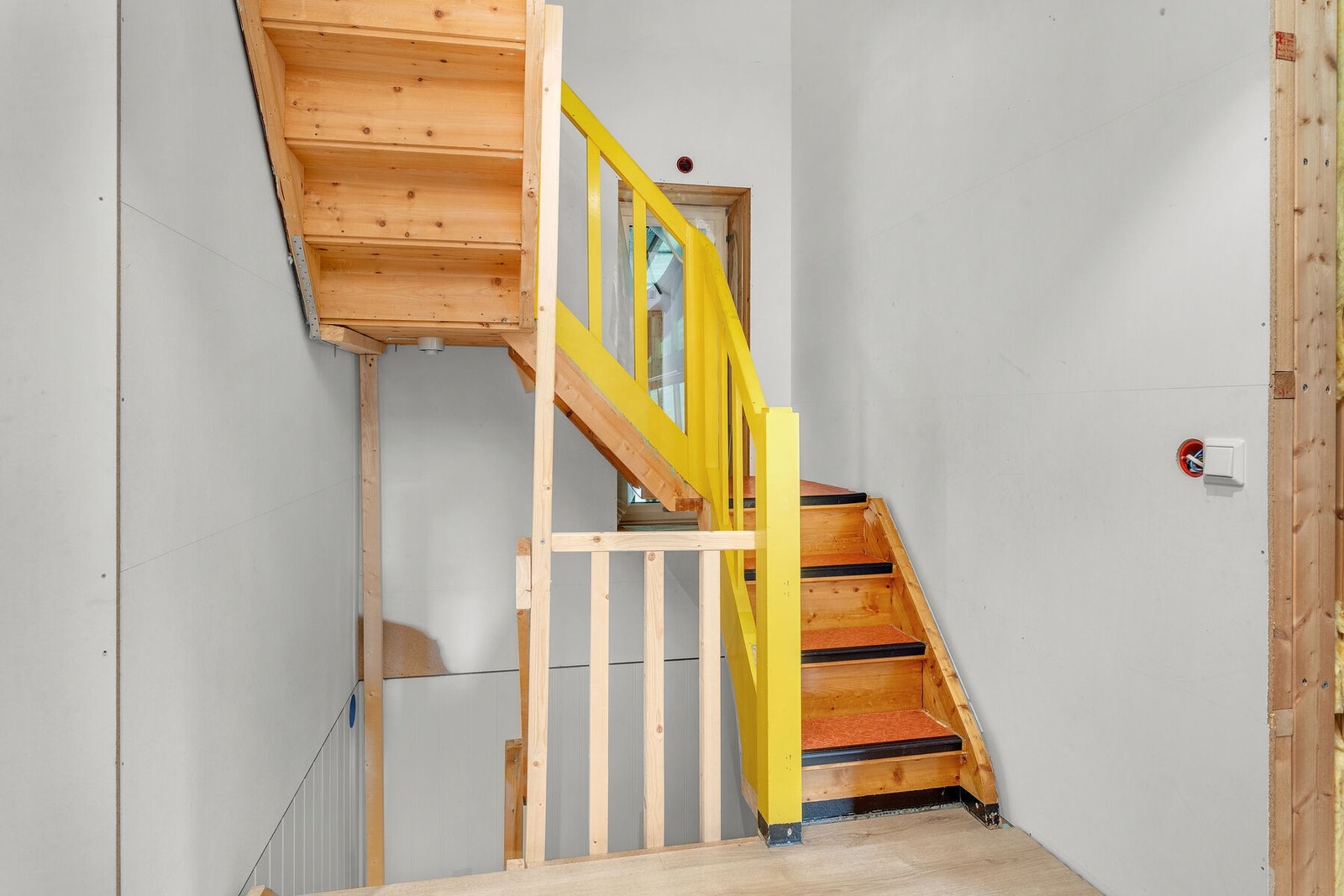 Gang mellom entré, stue og kjøkken. Gangen har også adkomst til boligens 2. etasje og U. etasje. Galleribilde