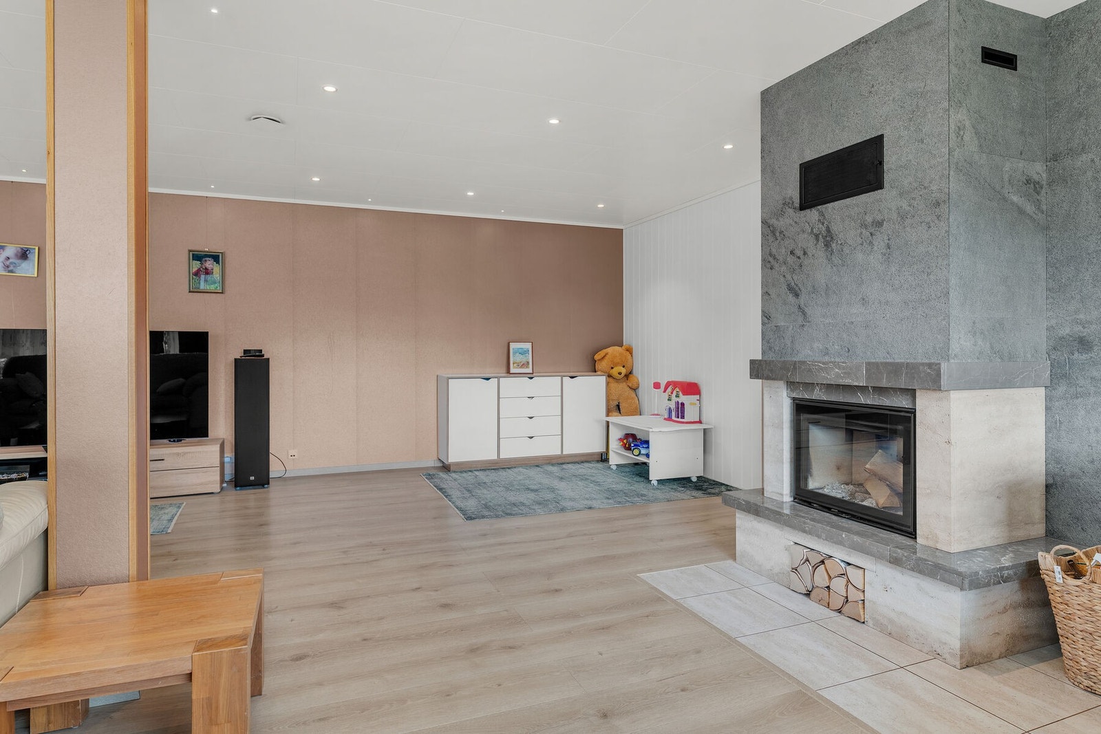 Oppholdsrommene har i vesentlig grad laminat på gulv og malte plater på veggene, i tidsriktig fargevalg. Galleribilde