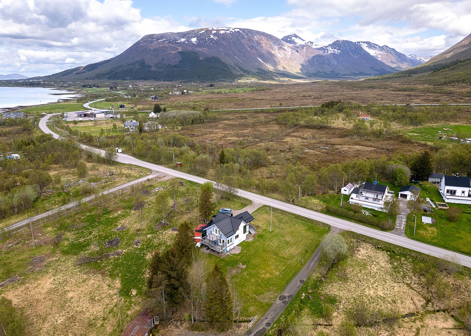 Her bor du i rolig og barnevennlig område, med gangavstand til bl.a. barneskole, barnehage og bensinstasjon. Galleribilde
