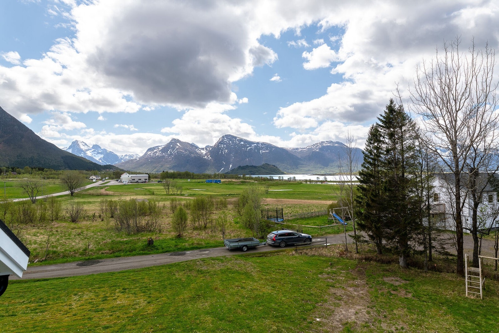 Fra boligen kan du nyte naturskjønn utsikt i flere retninger. Galleribilde