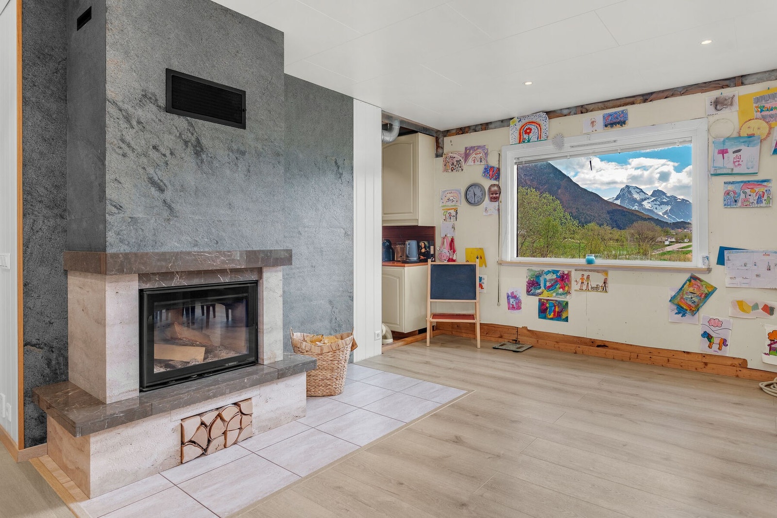 Den flotte utsikten fremstår som et maleri på veggen. I tillegg til varmepumpe, er det mulighet for vedfyring i stuen. Galleribilde