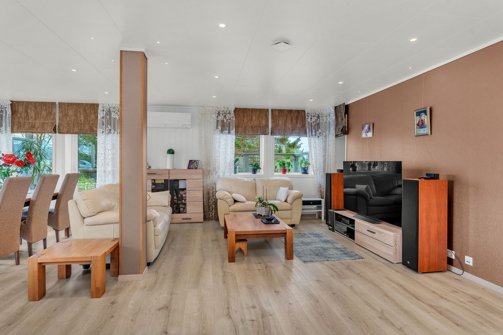 Stuen er av god størrelse, med plass til både spisebord og sofagruppe. Galleribilde