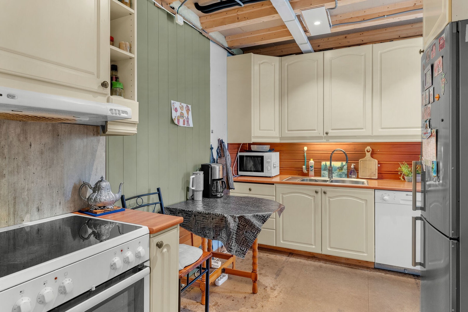 Kjøkkenet har profilerte fronter og det er opplegg for frittstående hvitevarer. Galleribilde