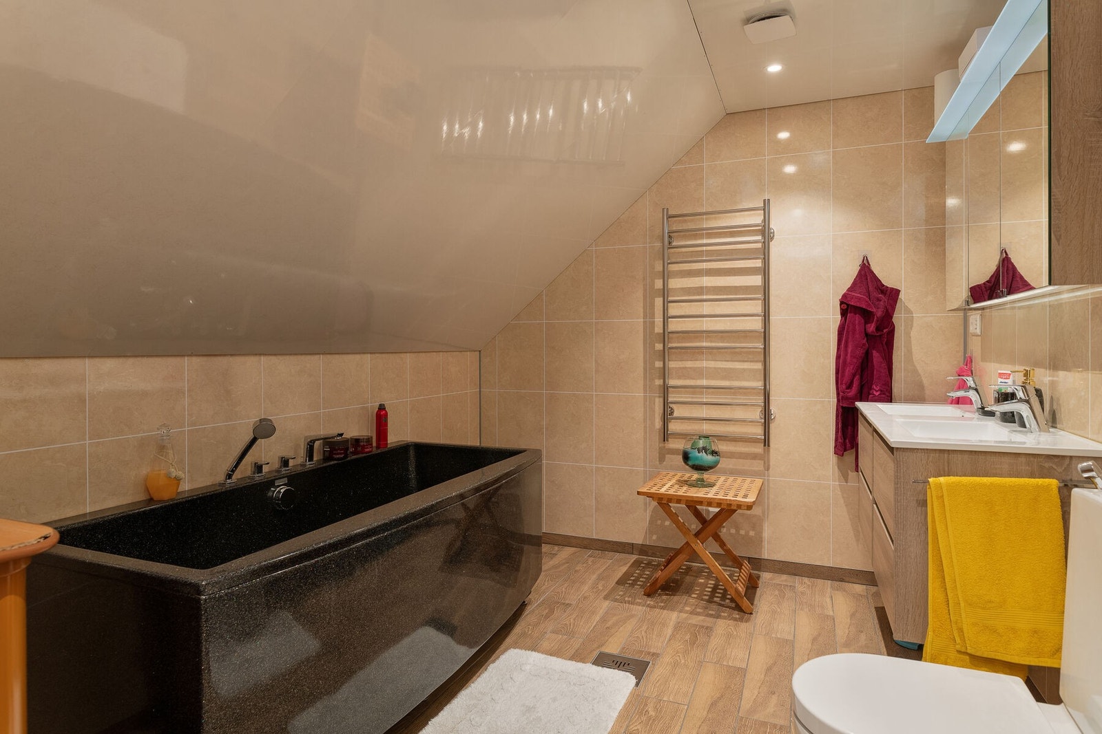 Badet er for øvrig innredet med badekar og toalett. Det er varme i gulvet, og spotter i taket. Galleribilde